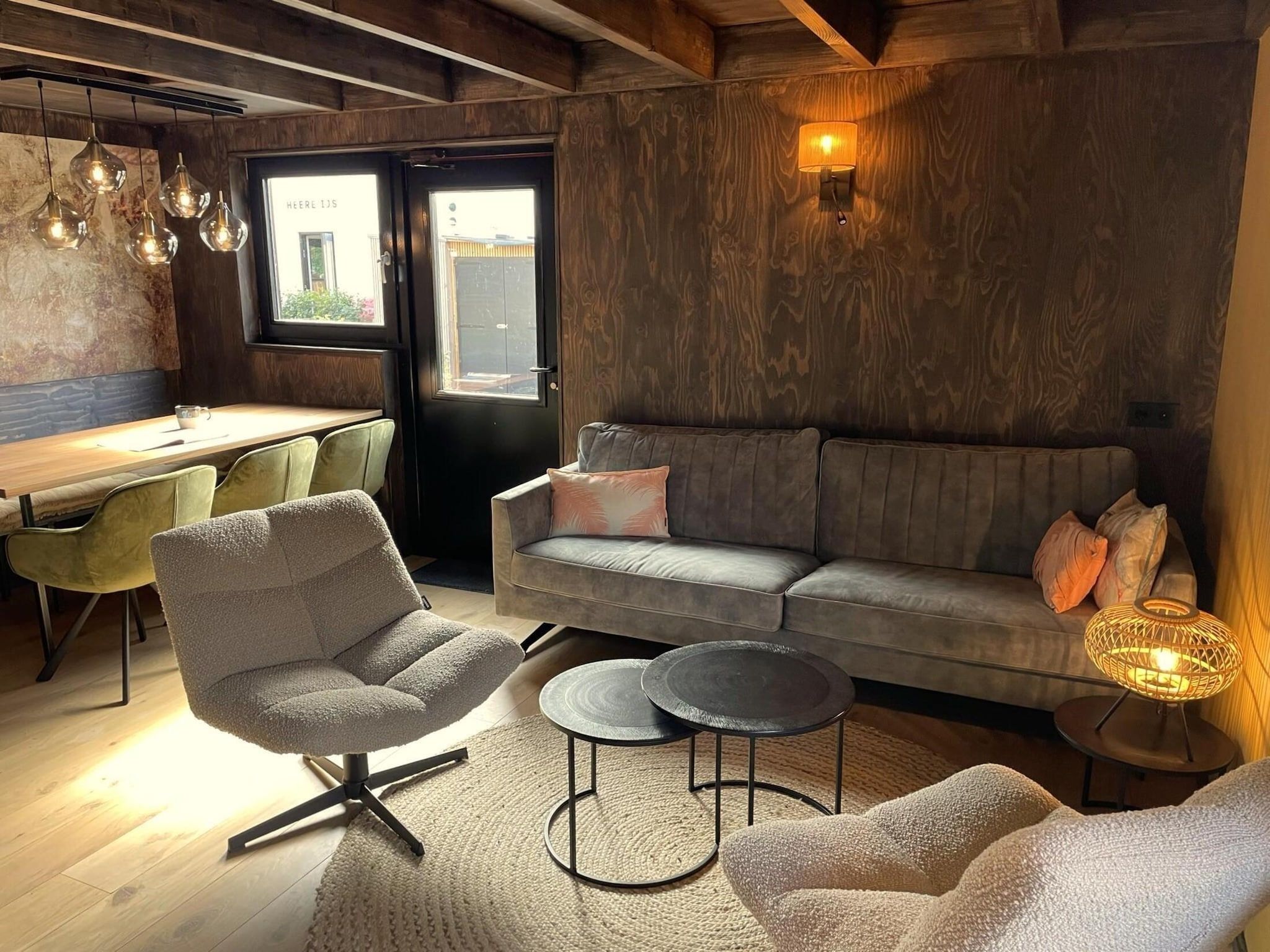 De woonkamer van 8-14 person group accommodation in Schoorl