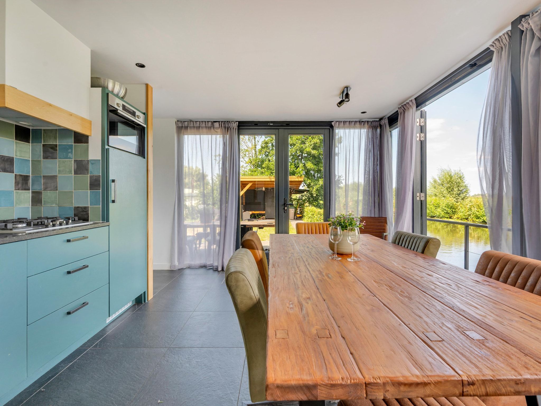 De eetkamer van De Waterlelie in Hekendorp