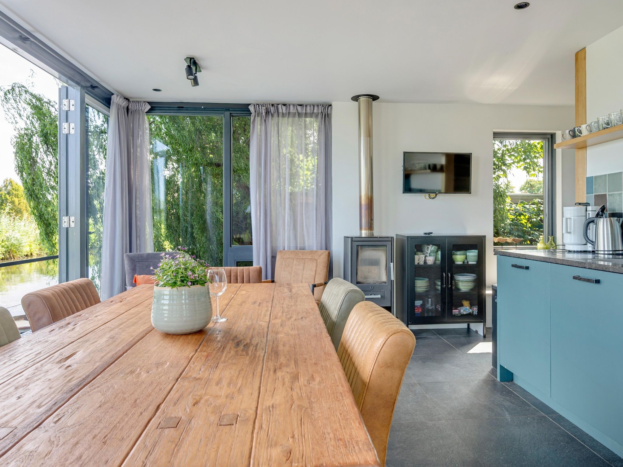 De eetkamer van De Waterlelie in Hekendorp