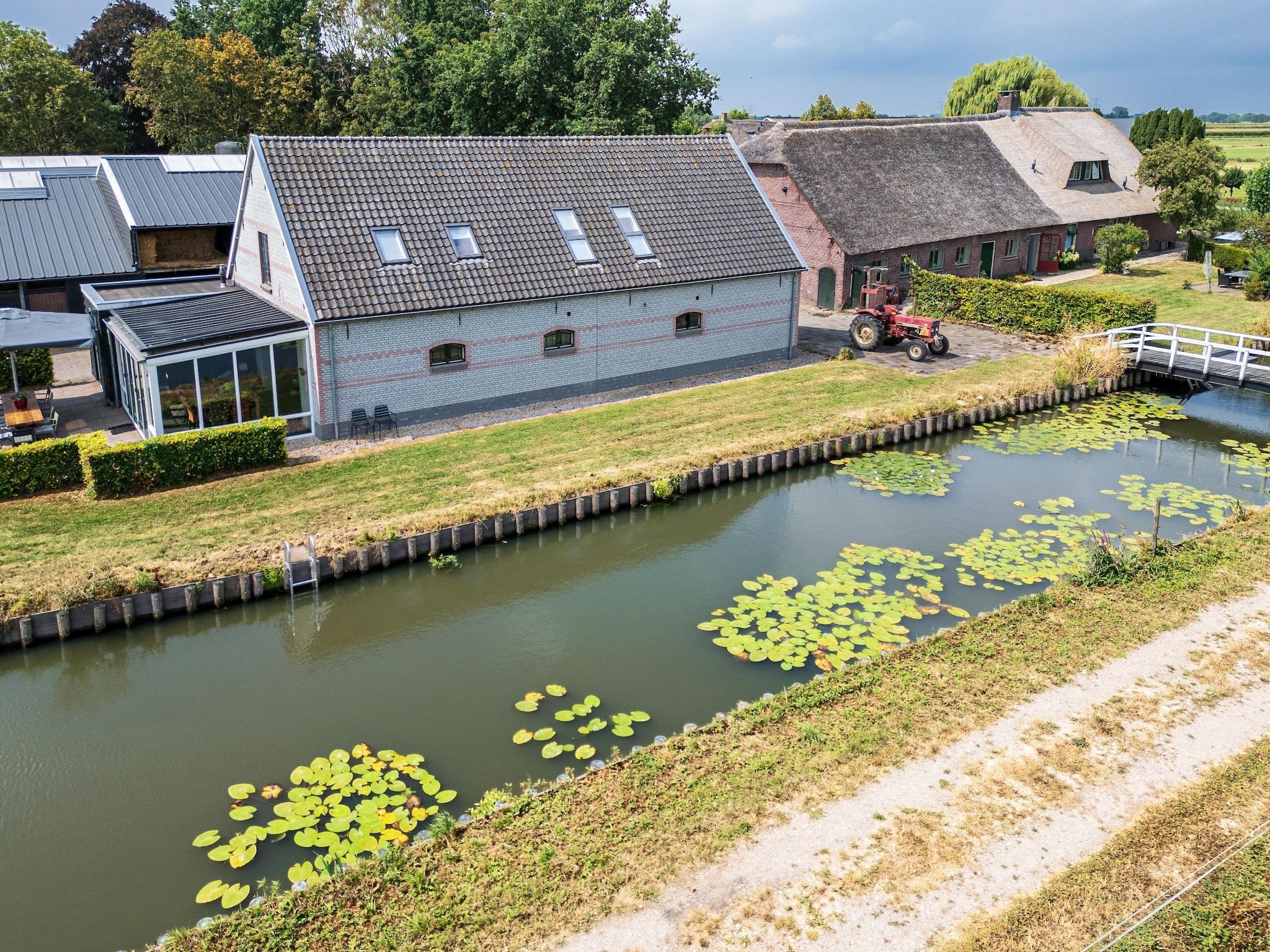 De buitenkant van De Kleine Stal in Snelrewaard