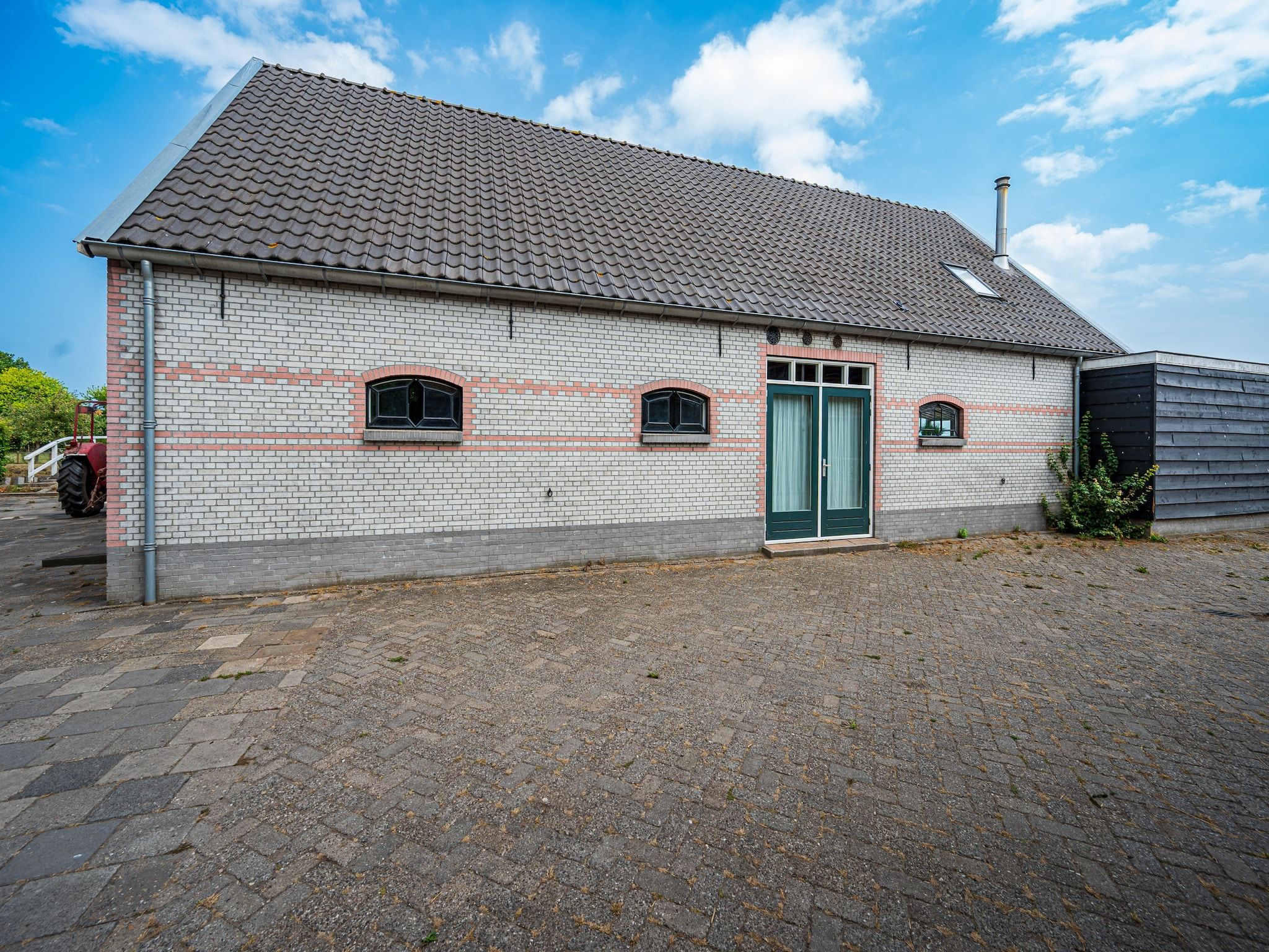 De buitenkant van De Kleine Stal in Snelrewaard