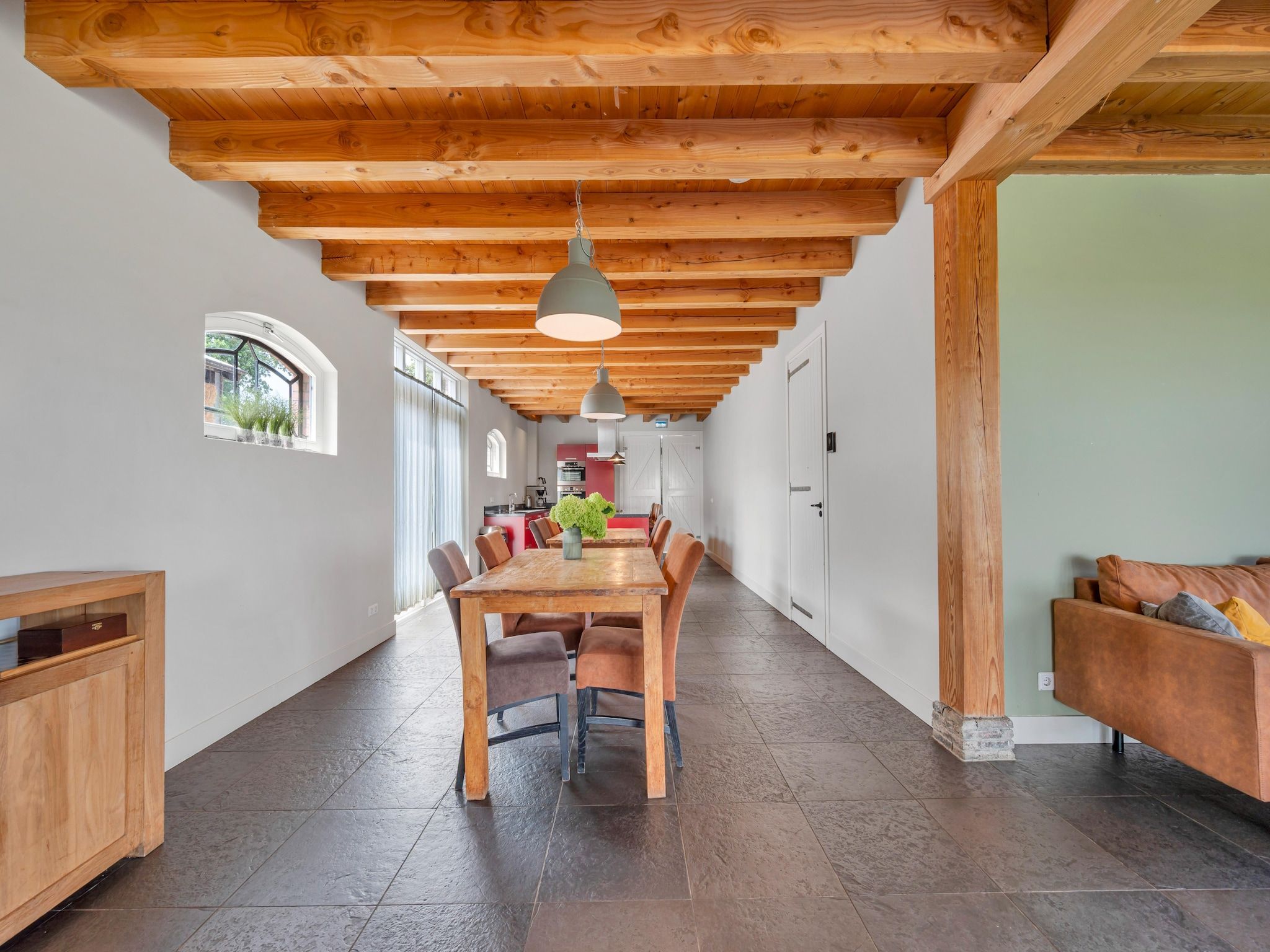 De eetkamer van De Kleine Stal in Snelrewaard