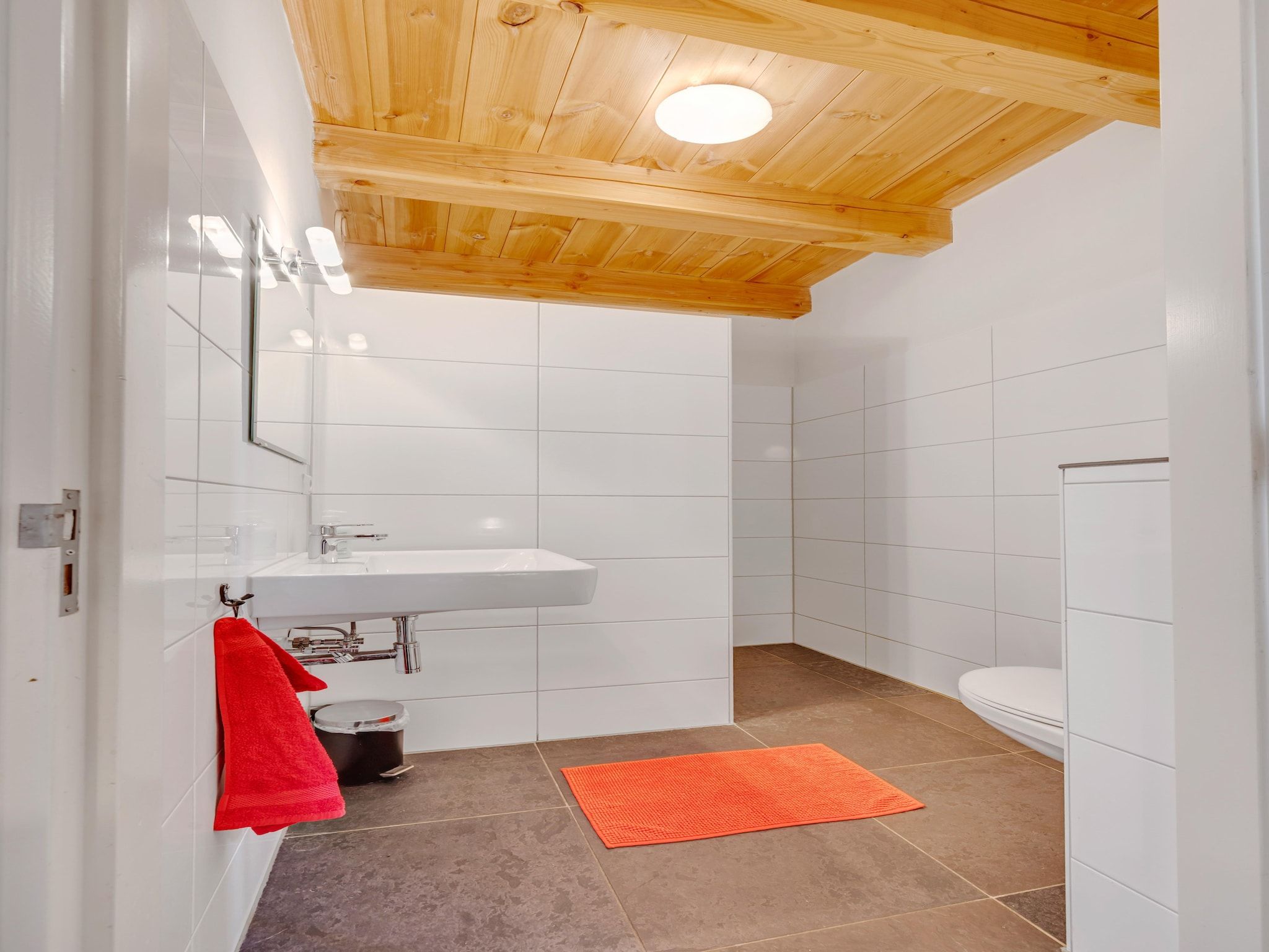 De badkamer van De Kleine Stal in Snelrewaard