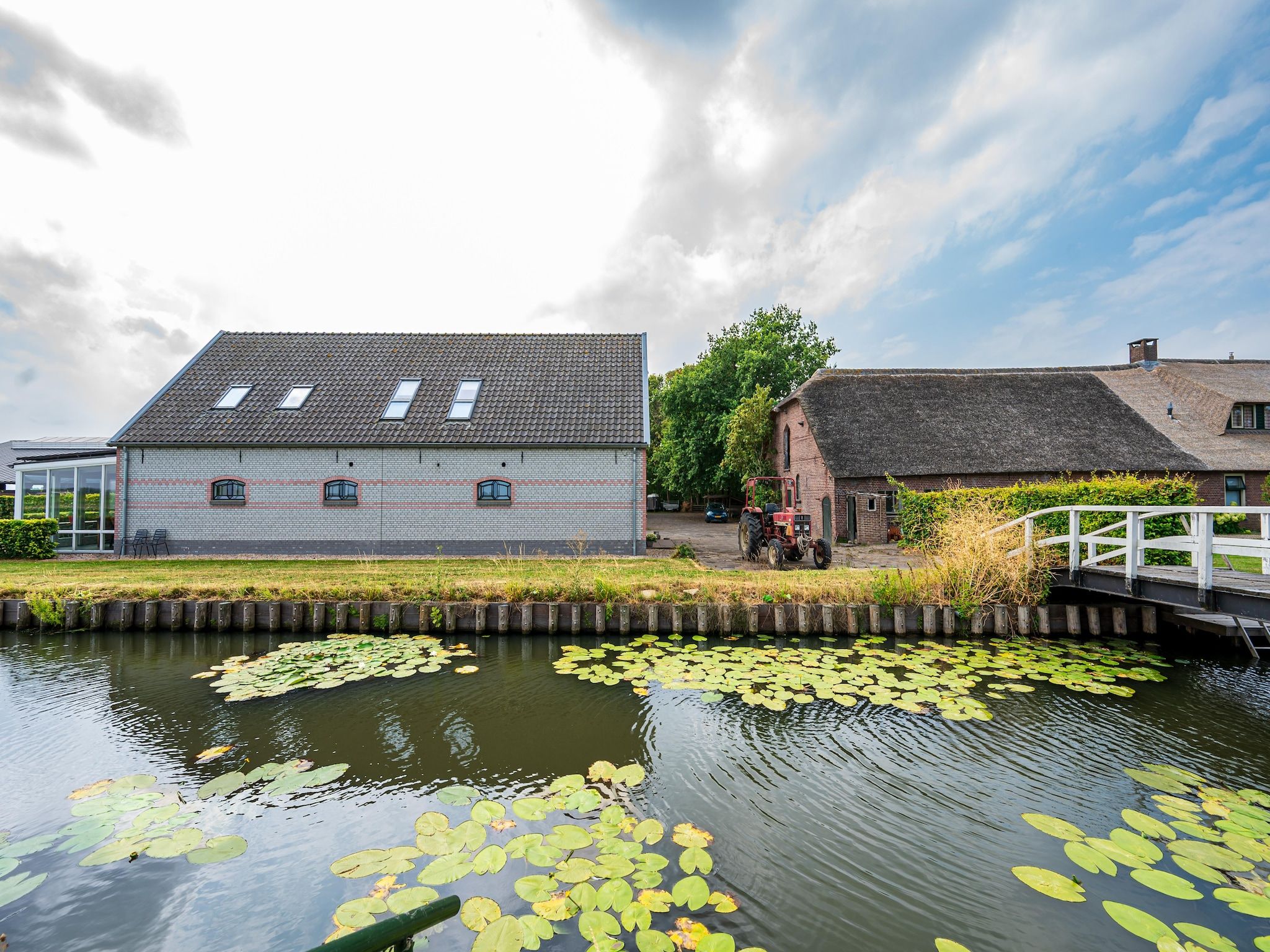 De buitenkant van De Kleine Stal in Snelrewaard