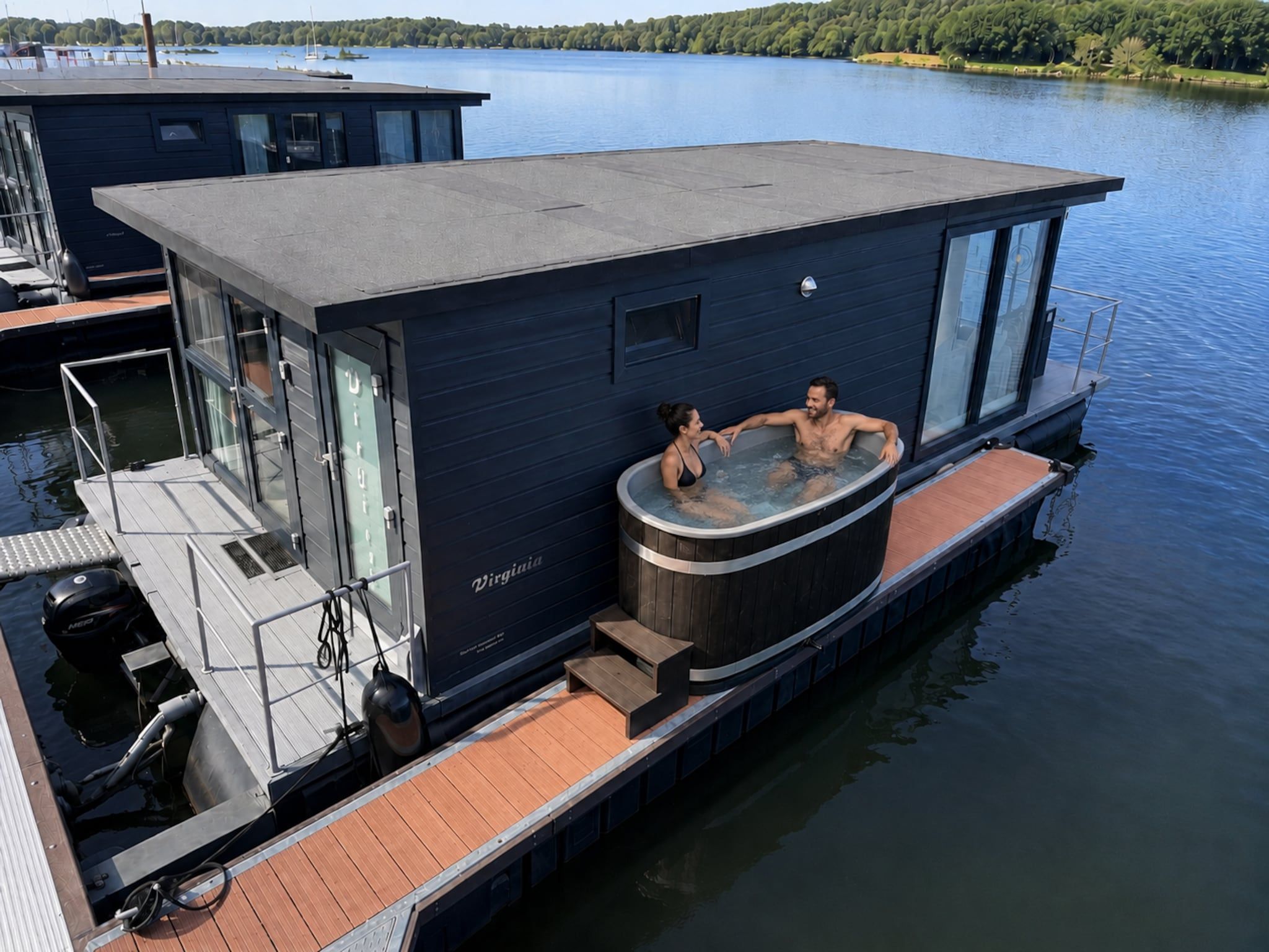 De buitenkant van Houseboat Marina Mookerplas with Duo Hot Tub | 4 - 6 people in Middelaar