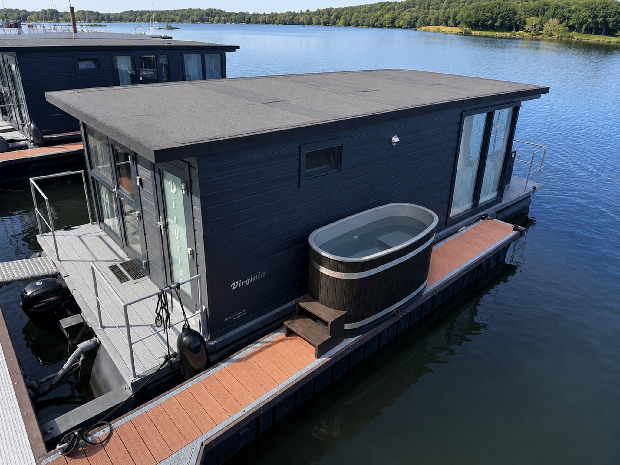 De buitenkant van Houseboat Marina Mookerplas with Duo Hot Tub | 4 - 6 people in Middelaar