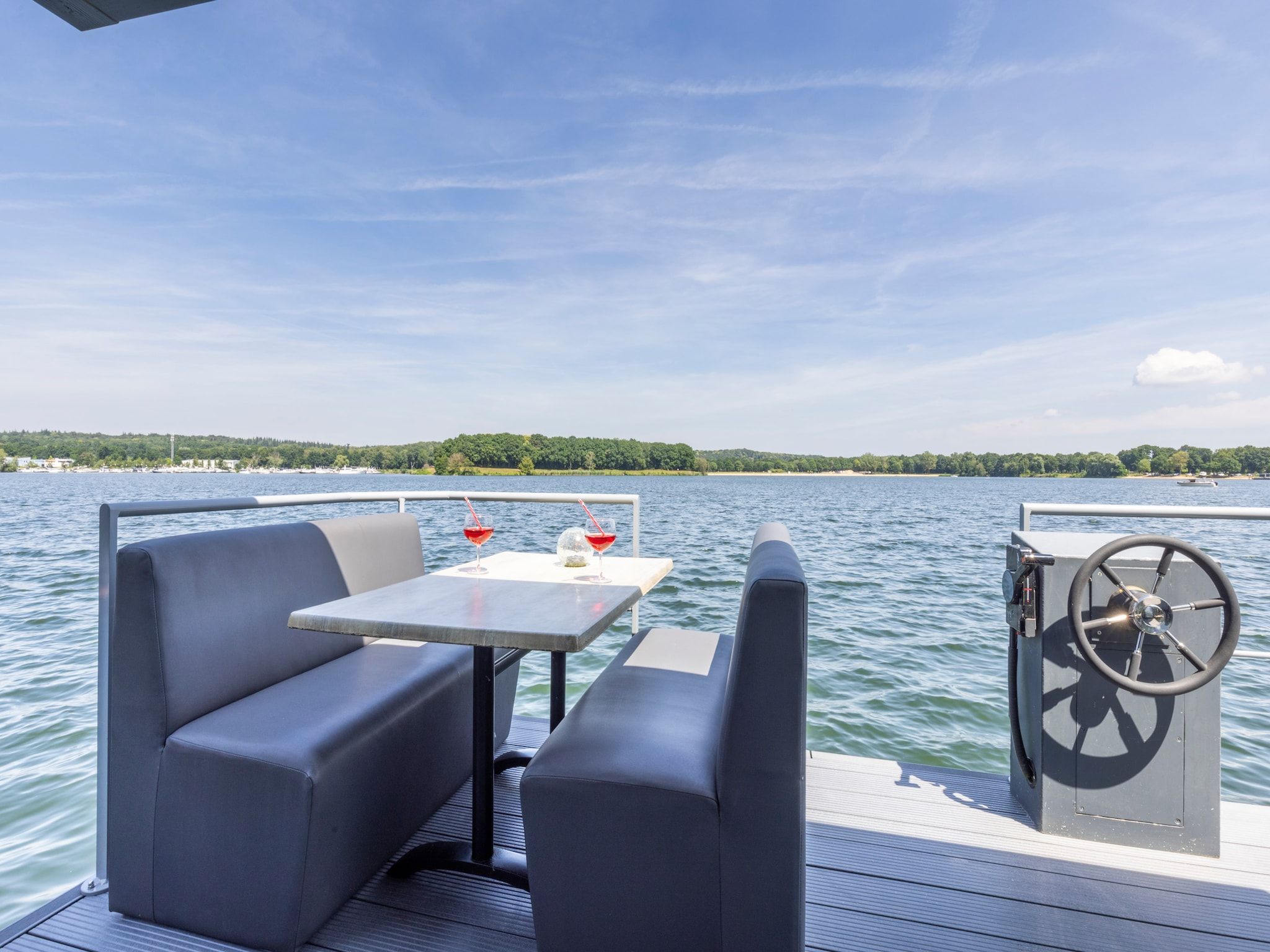 Het uitzicht vanaf Houseboat Marina Mookerplas with Duo Hot Tub | 4 - 6 people in Middelaar