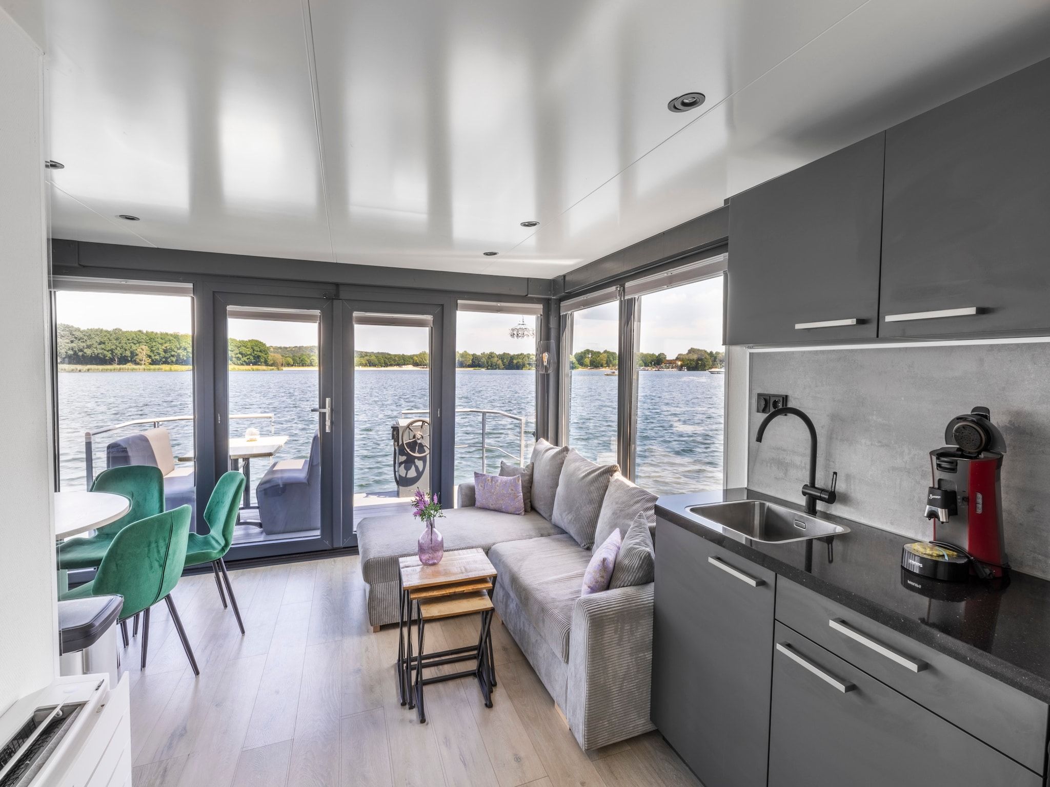 De woonkamer van Houseboat Marina Mookerplas with Duo Hot Tub | 4 - 6 people in Middelaar