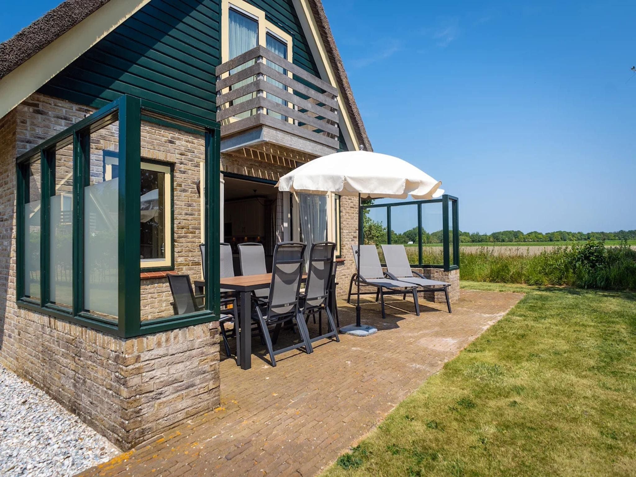 Het terras van Villas 202 and 208 in De Koog