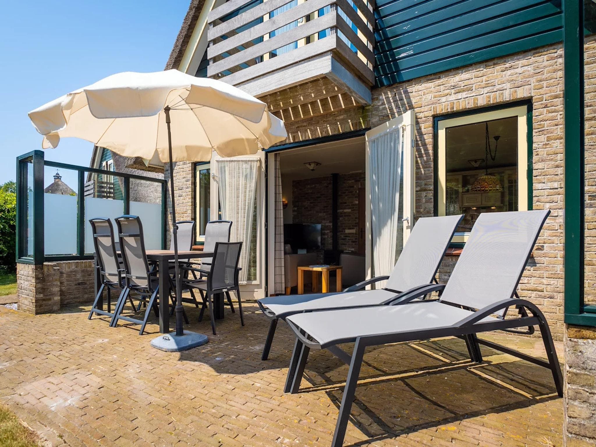Het terras van Villas 202 and 208 in De Koog