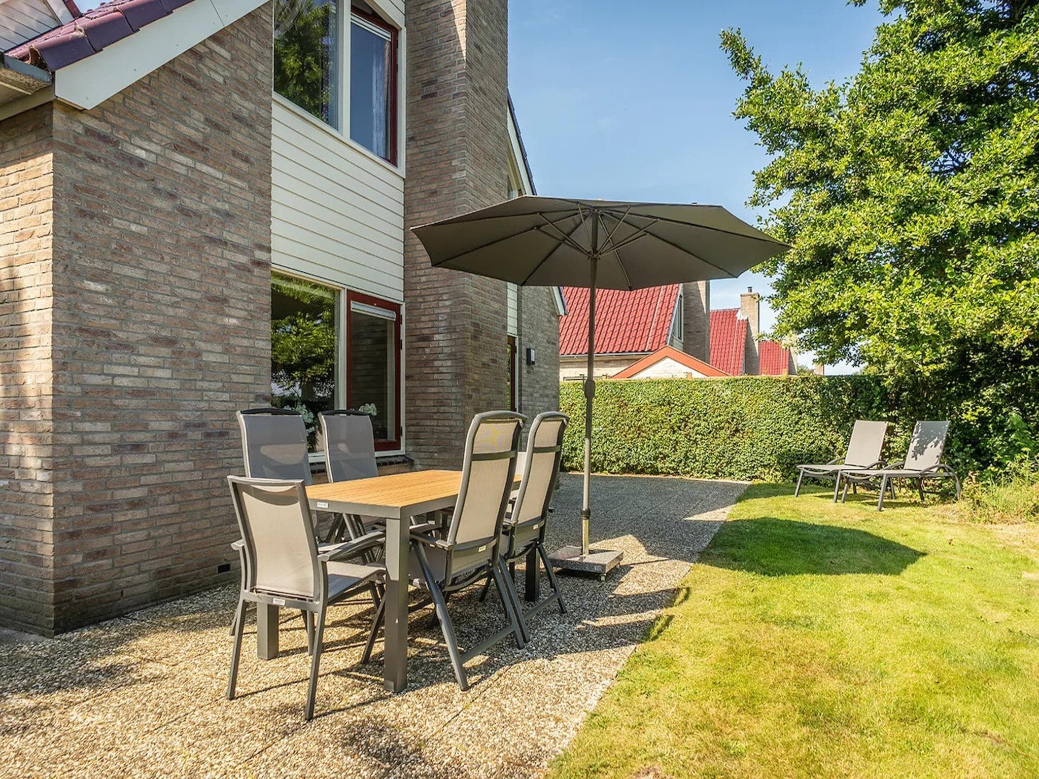 Het terras van 6-person villa in a Texel villa park in De Koog