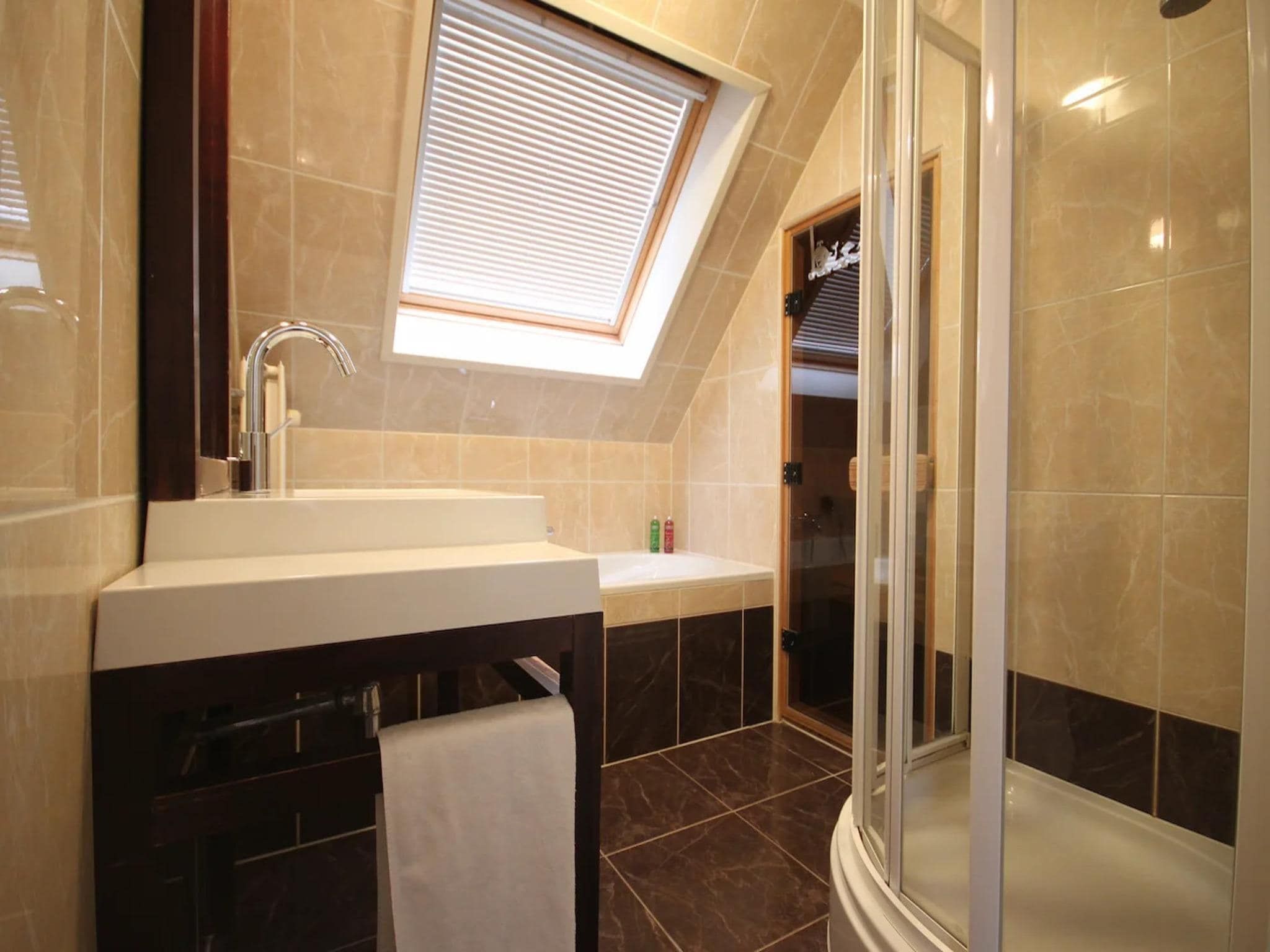 De badkamer van 6-person villa in a Texel villa park in De Koog