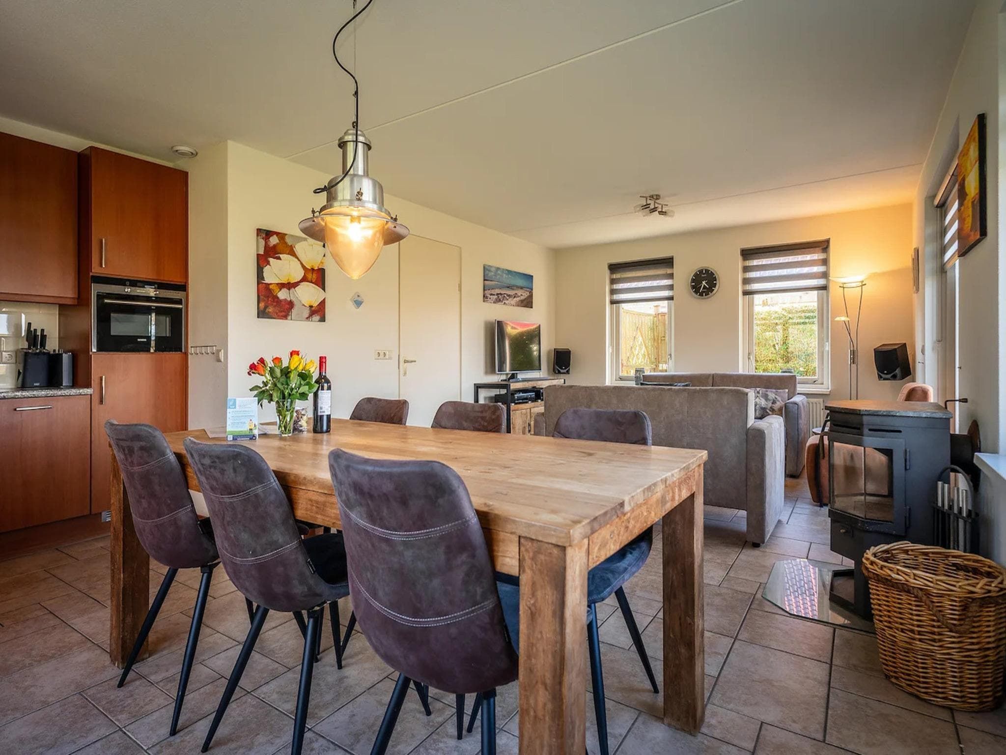 De eetkamer van 6-person villa in a Texel villa park in De Koog