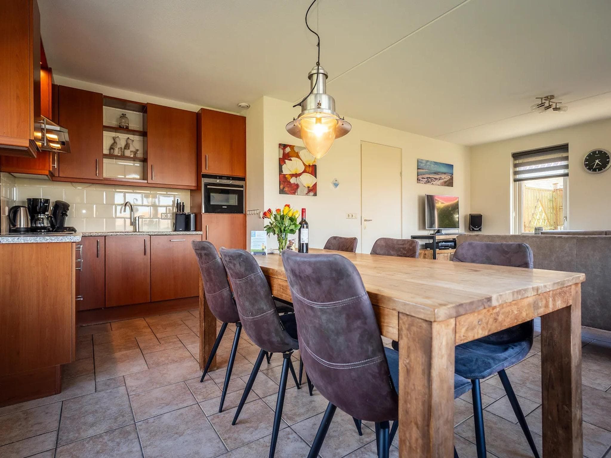 De eetkamer van 6-person villa in a Texel villa park in De Koog