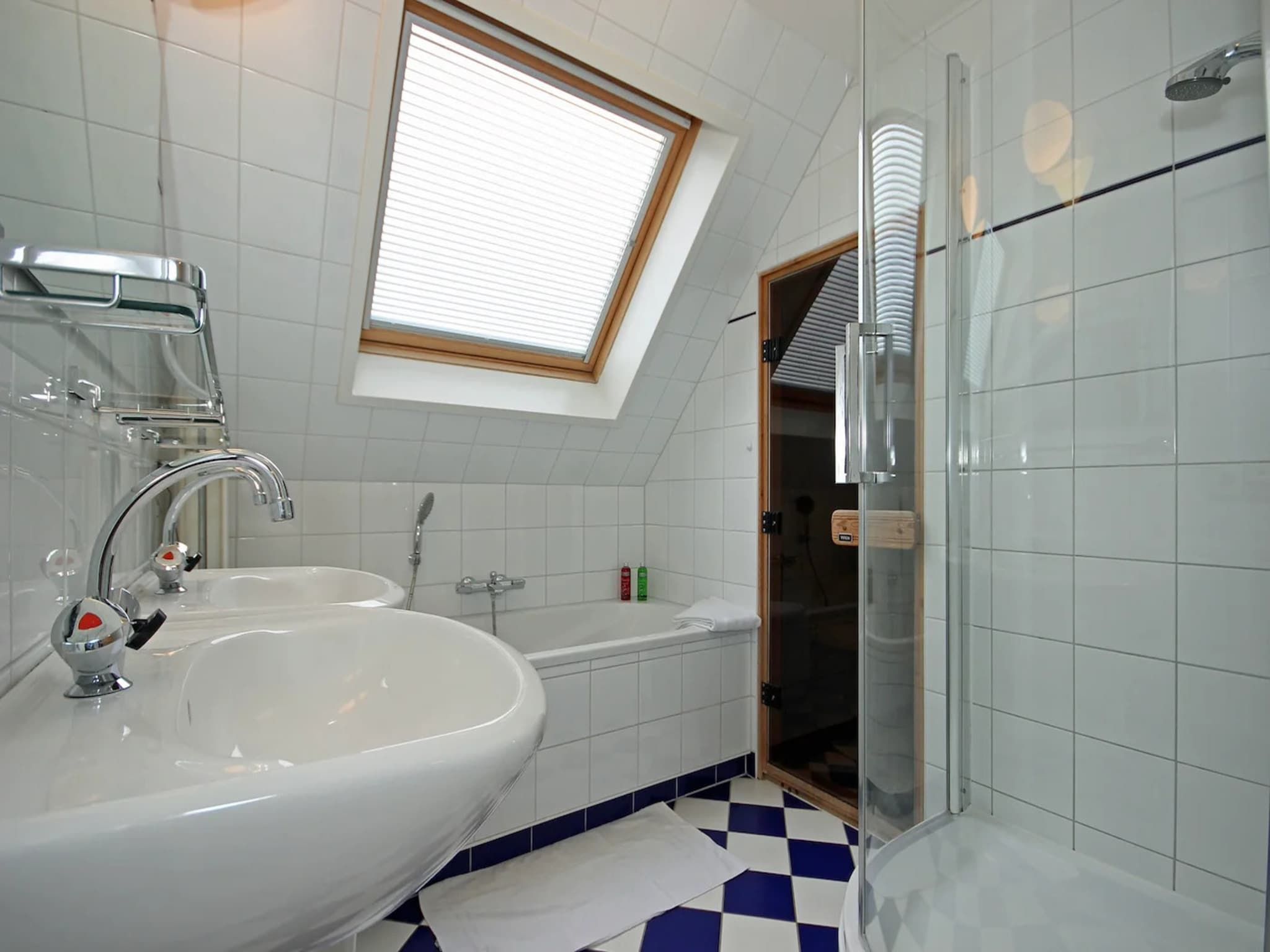 De badkamer van 5-person luxury holiday villa on Texel in De Koog