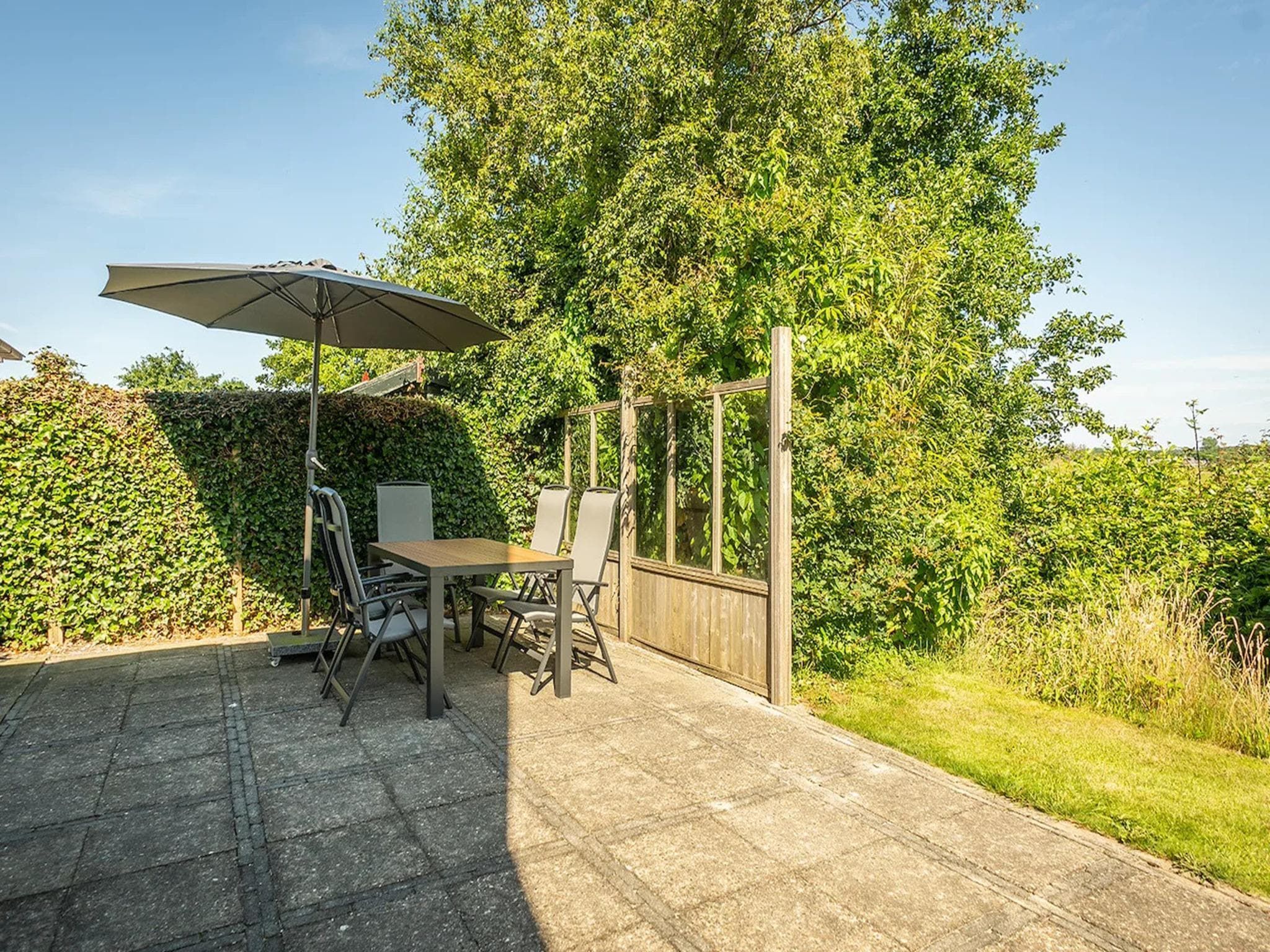 Het terras van 5-person luxury holiday villa on Texel in De Koog