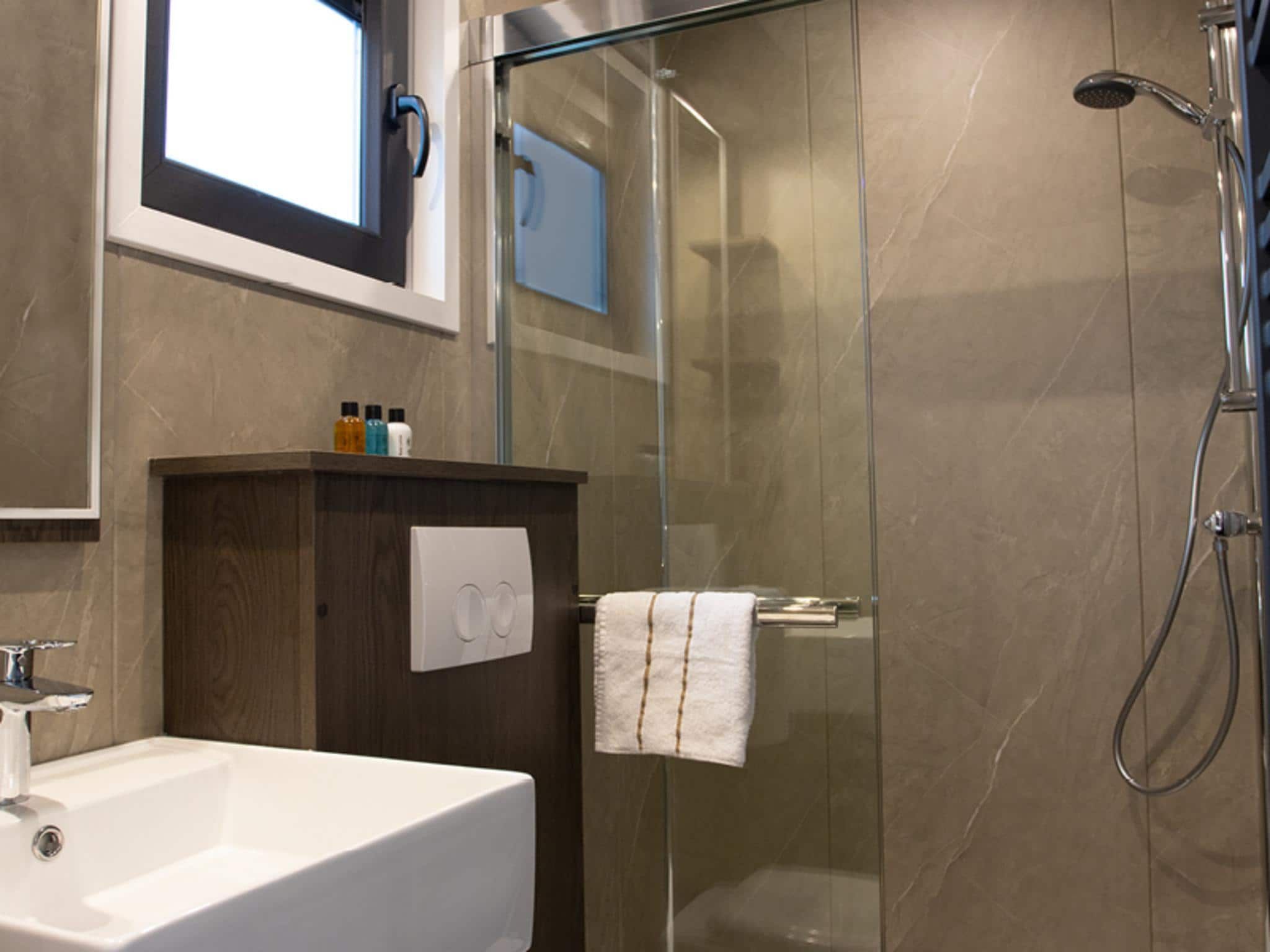 De badkamer van Red Rock Cottage in Slagharen