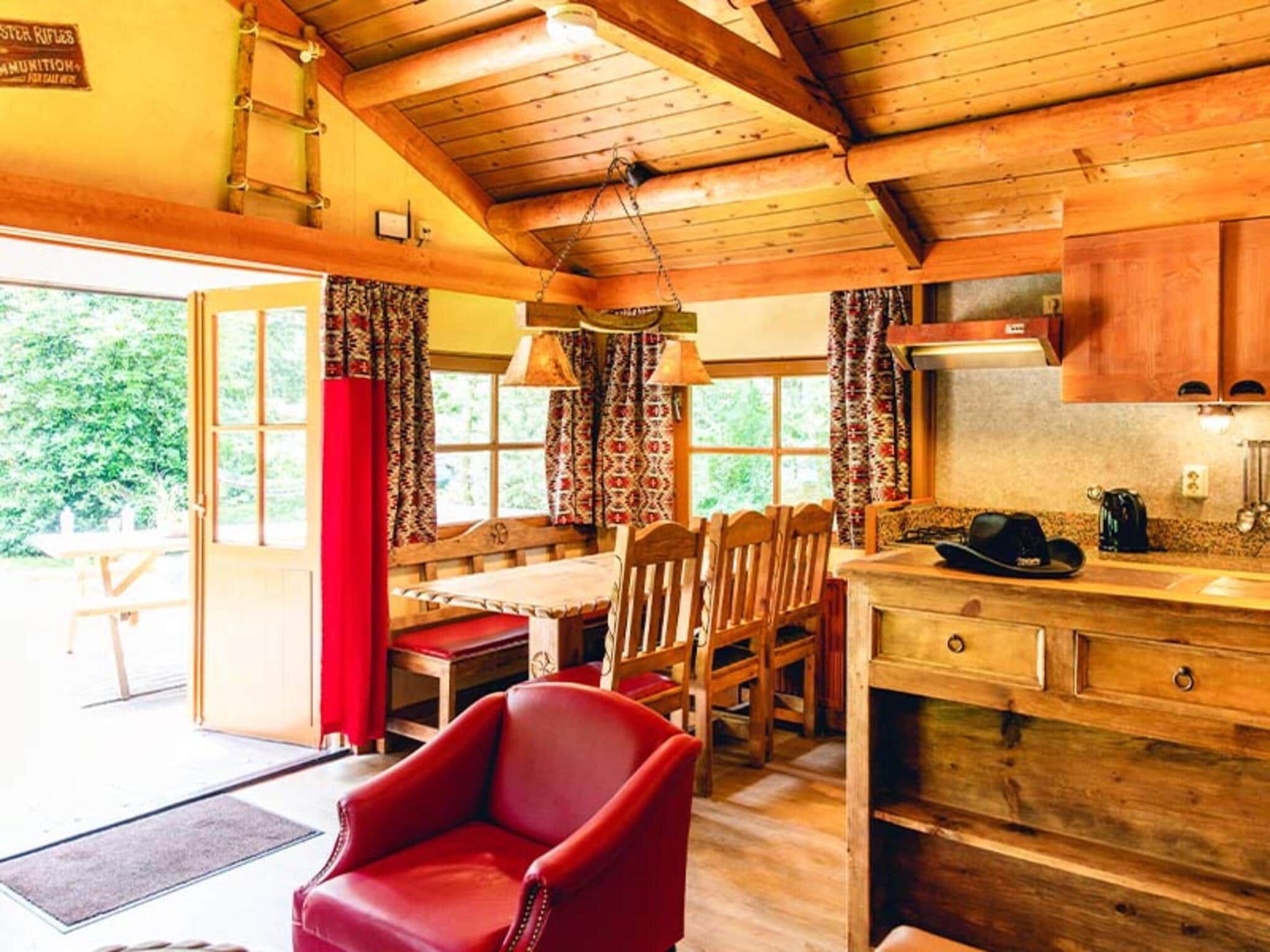 De eetkamer van Cowboy Cottage in Slagharen