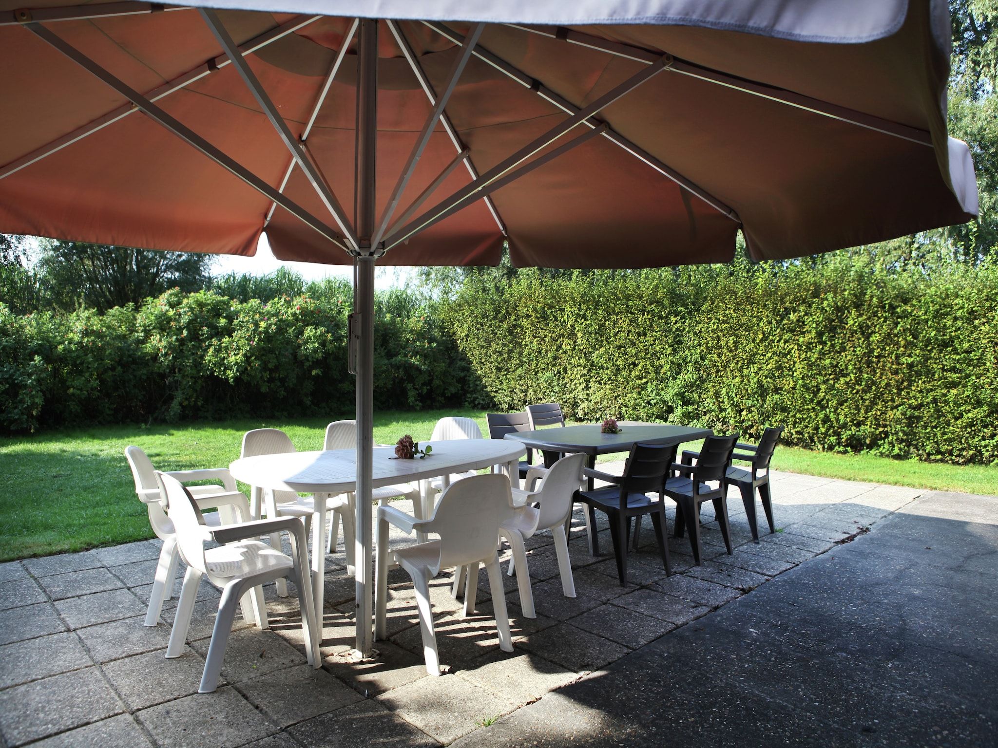 Het terras van Appartement De Hooizolder in Eede