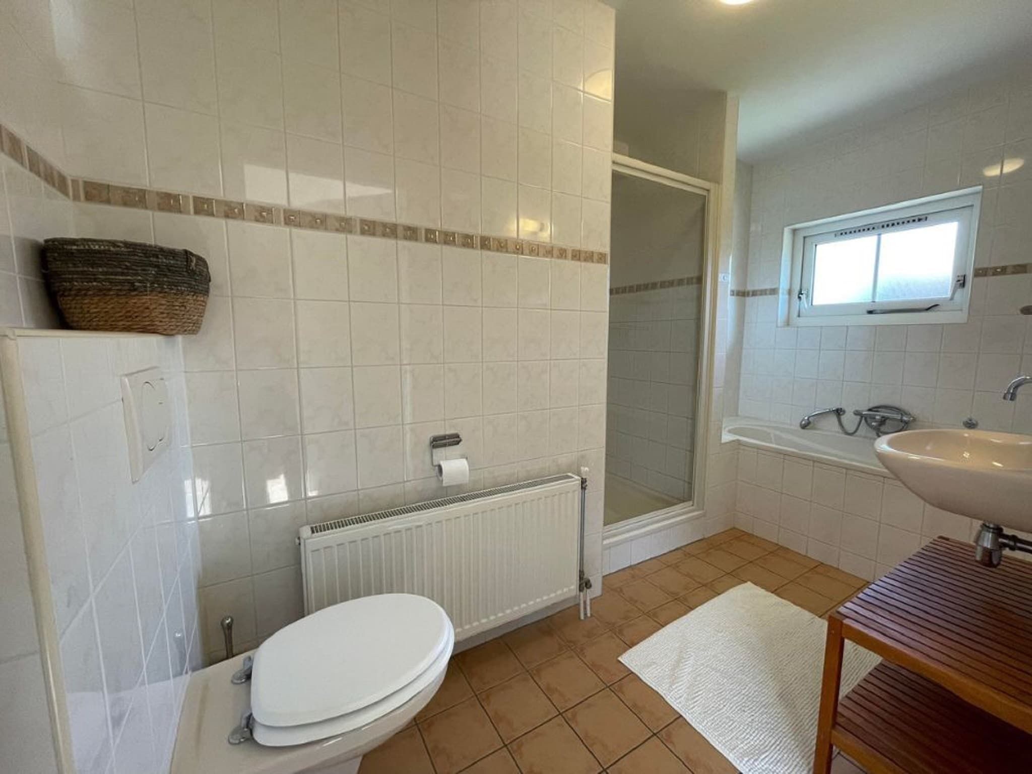 De badkamer van Landgoed Eysinga State 1 in Sint Nicolaasga