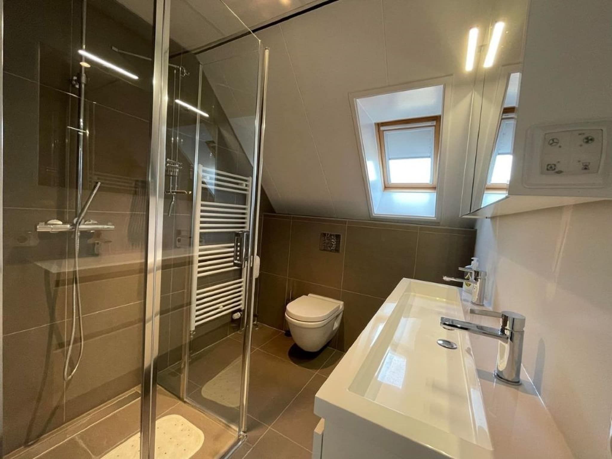 De badkamer van Landgoed Eysinga State 1 in Sint Nicolaasga