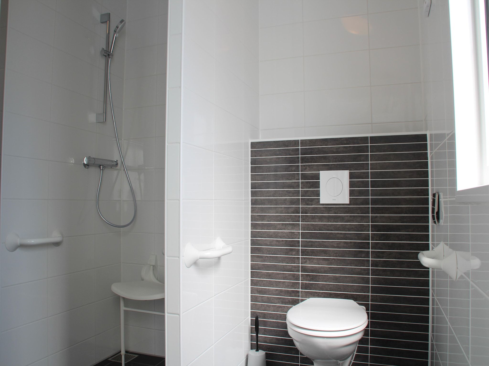 De badkamer van Villetta Mindervalide in Den Burg