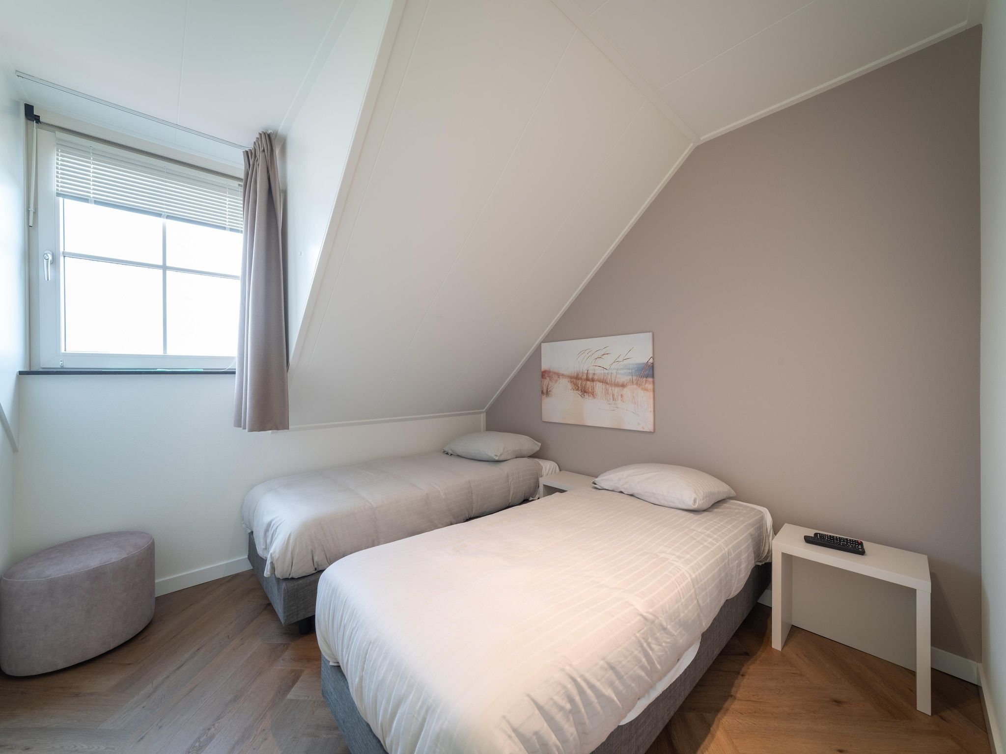 Een slaapkamer van Villa 10 - 12-persoons villa met buitenjacuzzi in Colijnsplaat