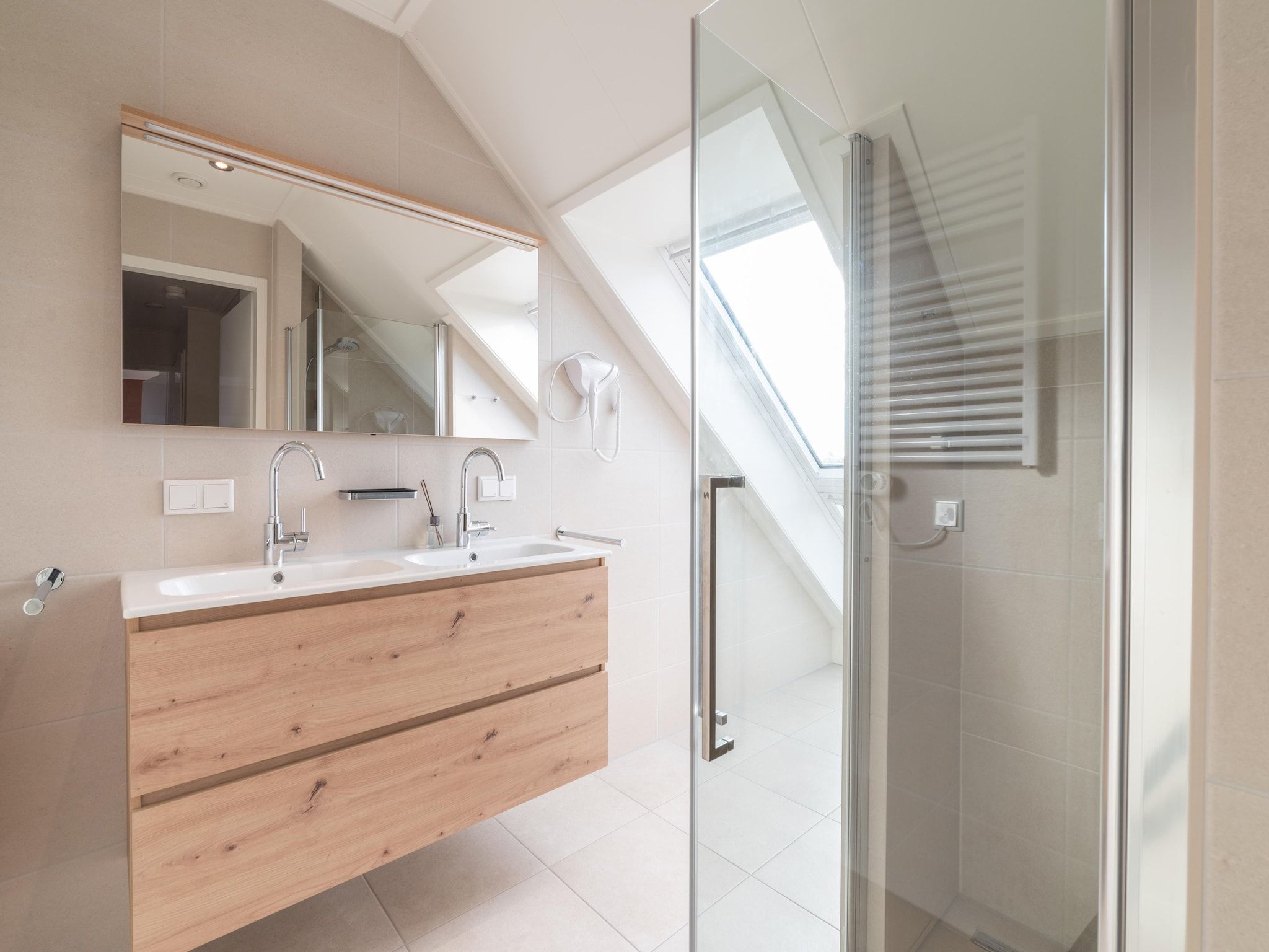De badkamer van Villa 10 - 12-persoons villa met buitenjacuzzi in Colijnsplaat