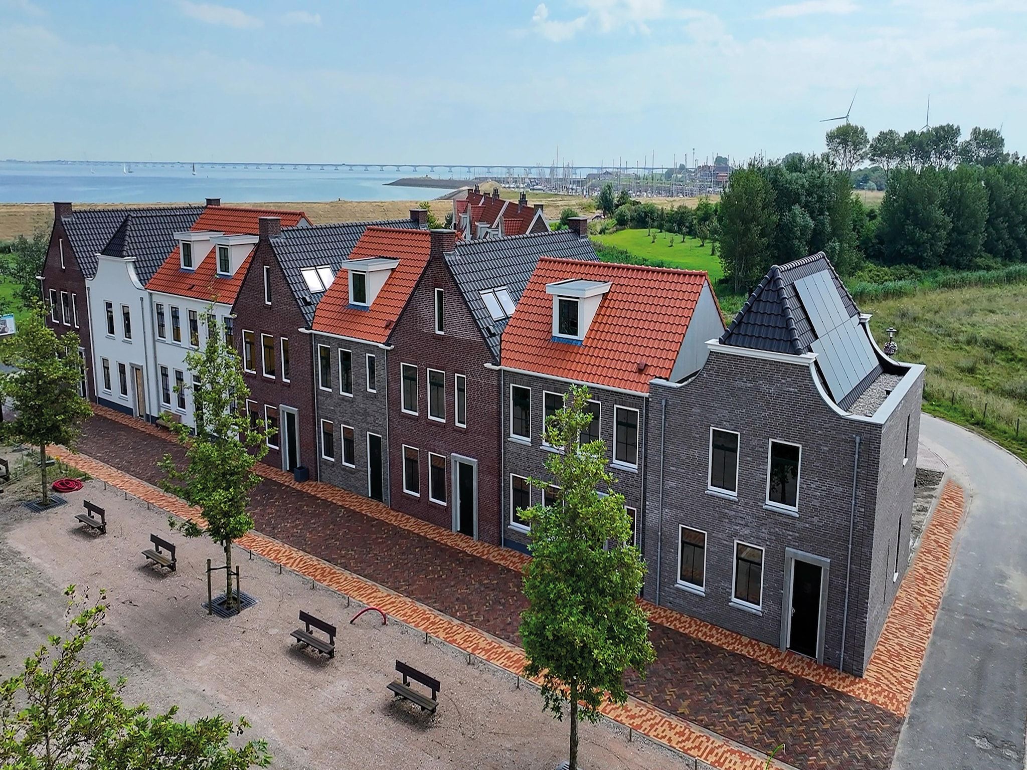 De buitenkant van Villa 10 - 12-persoons villa met buitenjacuzzi in Colijnsplaat
