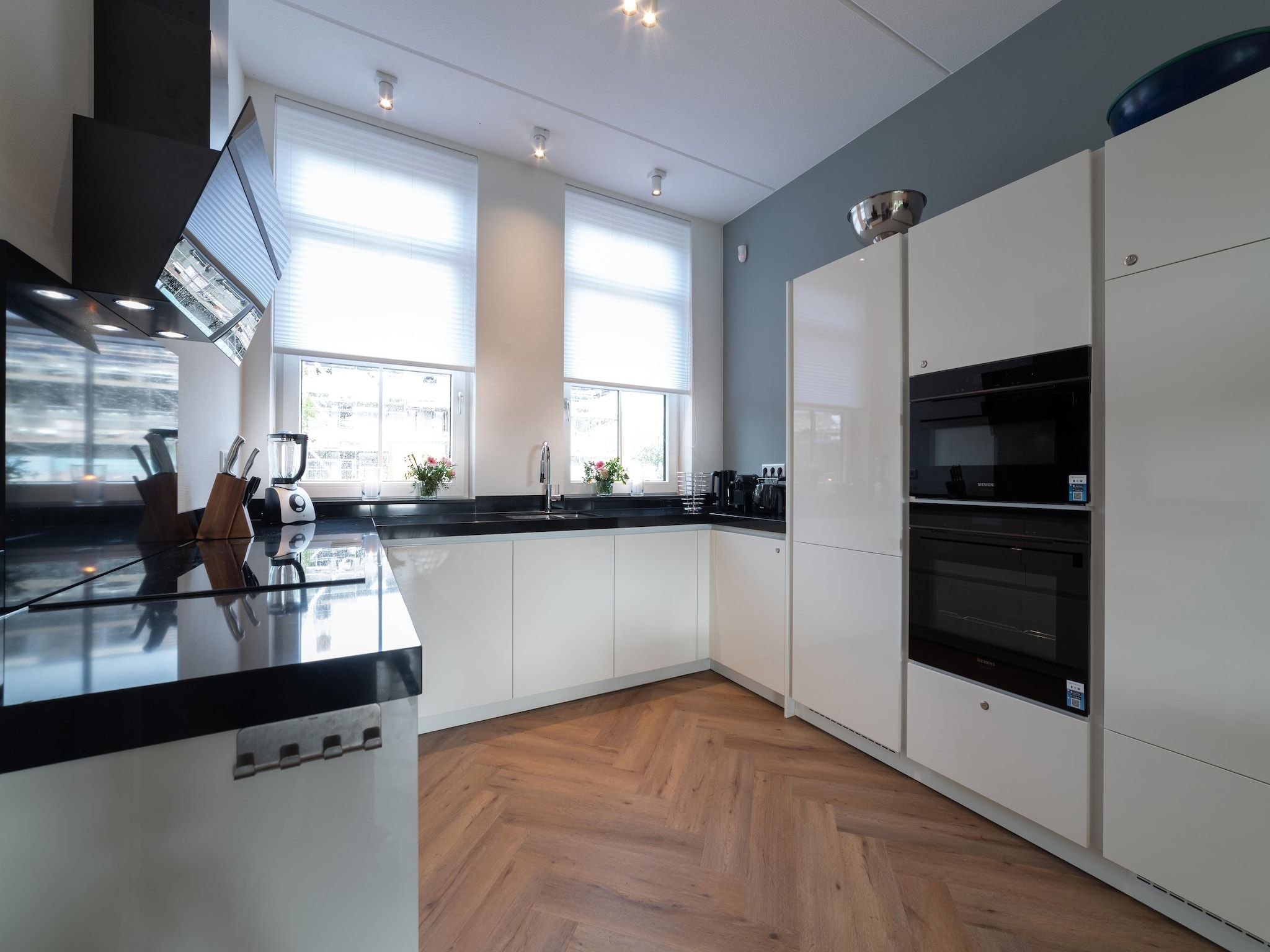 De keuken van Villa 10 - 12-persoons villa met buitenjacuzzi in Colijnsplaat