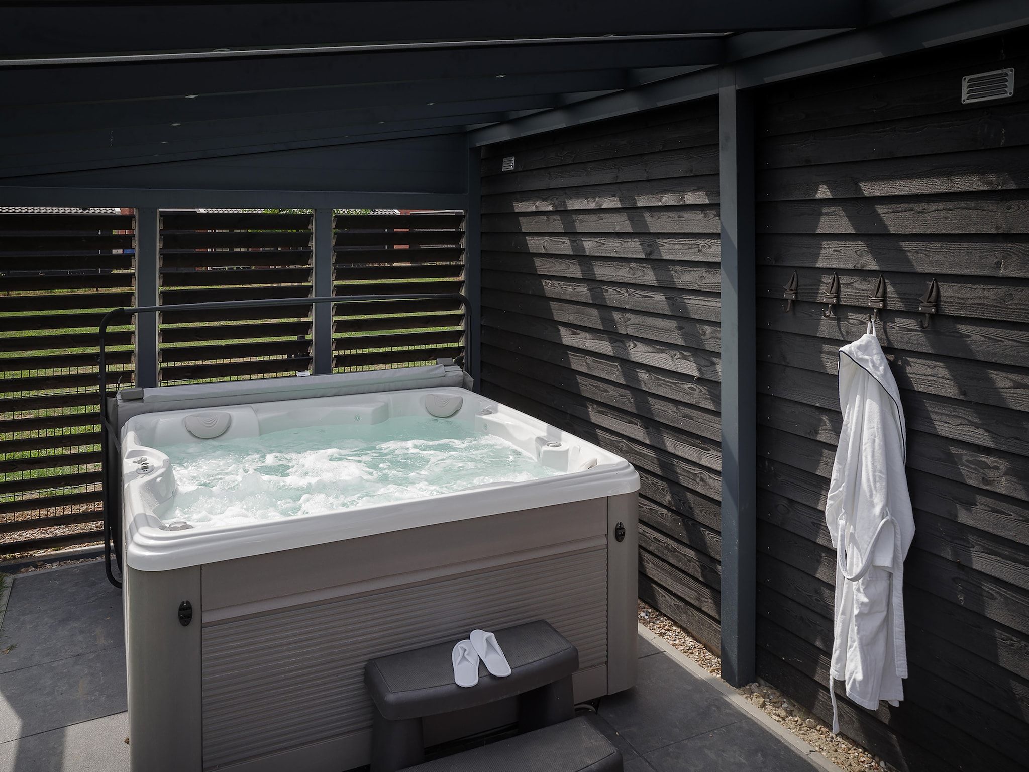 Wellness bij Villa 10 - 12-persoons villa met buitenjacuzzi in Colijnsplaat