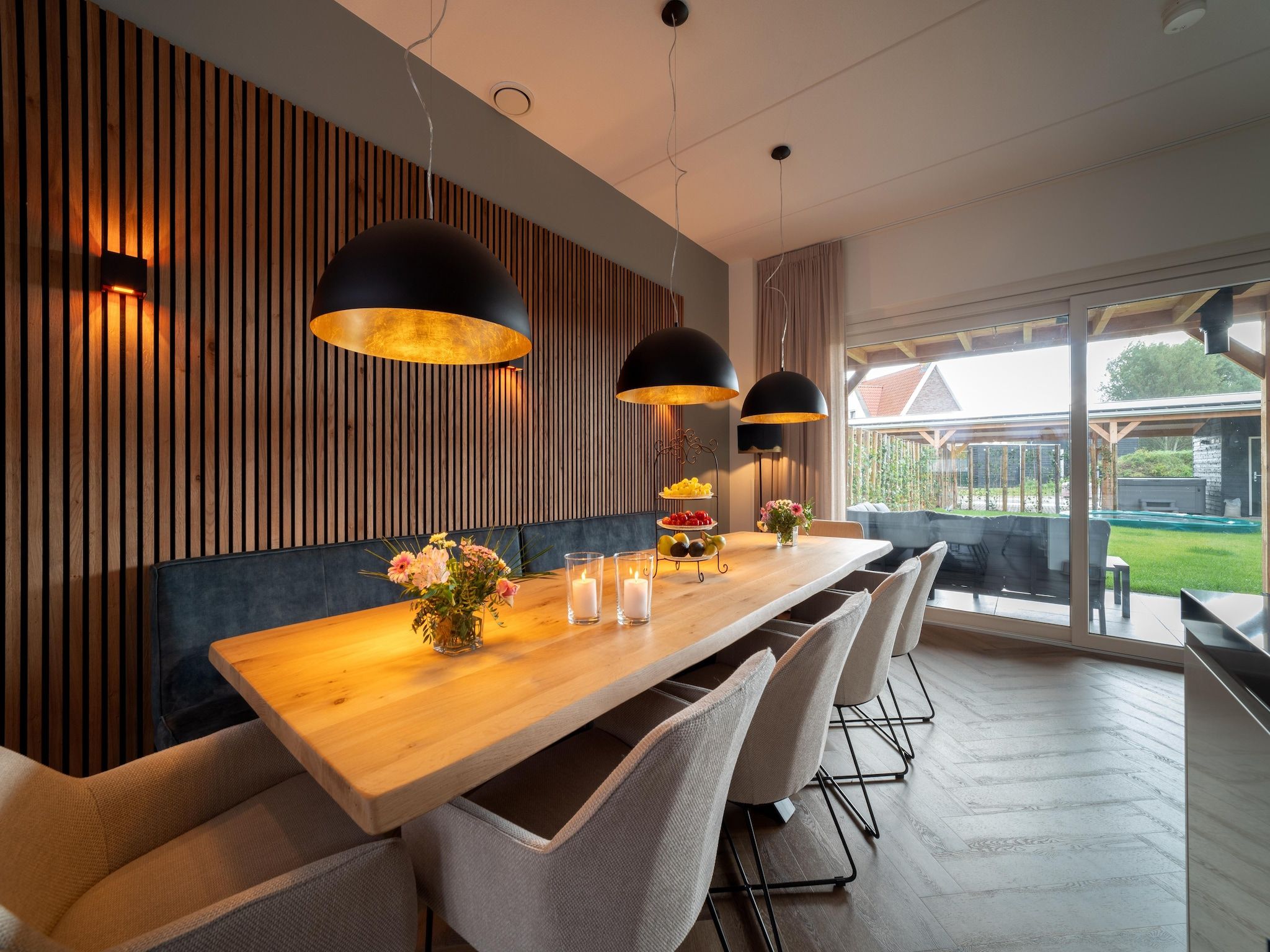 De eetkamer van Villa 12 - 12-persoons villa met buitenjacuzzi in Colijnsplaat