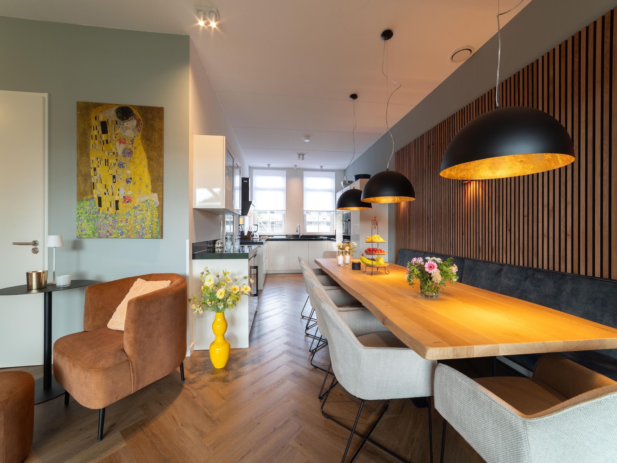 De eetkamer van Villa 12 - 12-persoons villa met buitenjacuzzi in Colijnsplaat