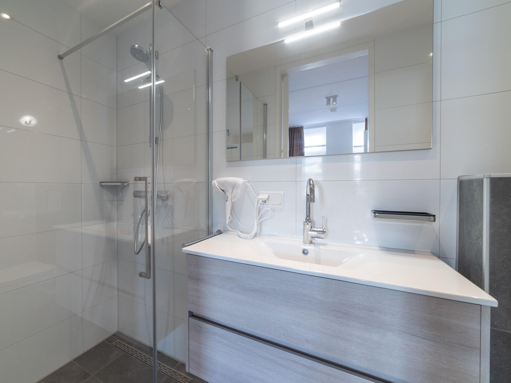 De badkamer van Villa 12 - 12-persoons villa met buitenjacuzzi in Colijnsplaat