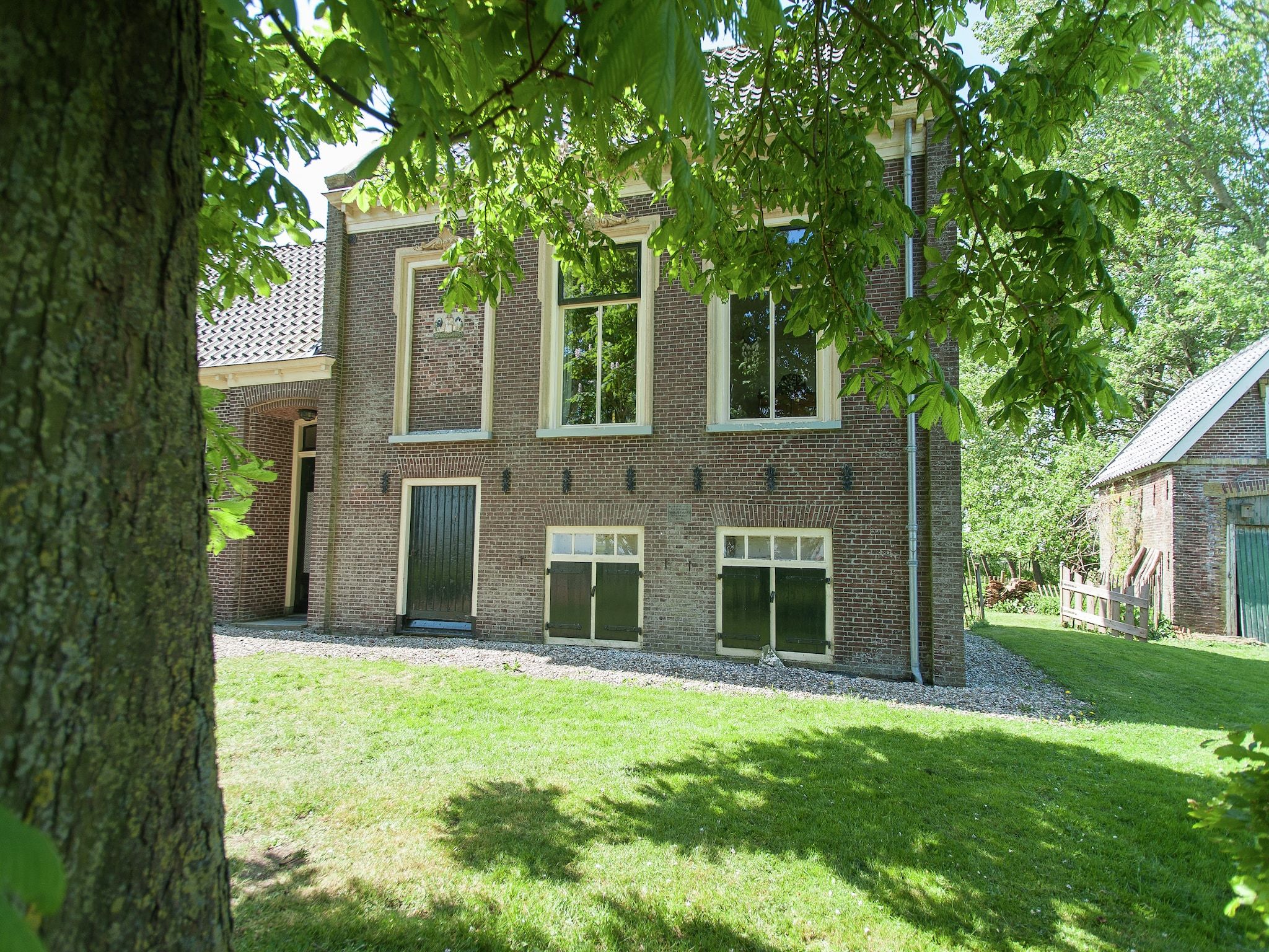 De buitenkant van Pronkkeamer Skrins in Easterlittens