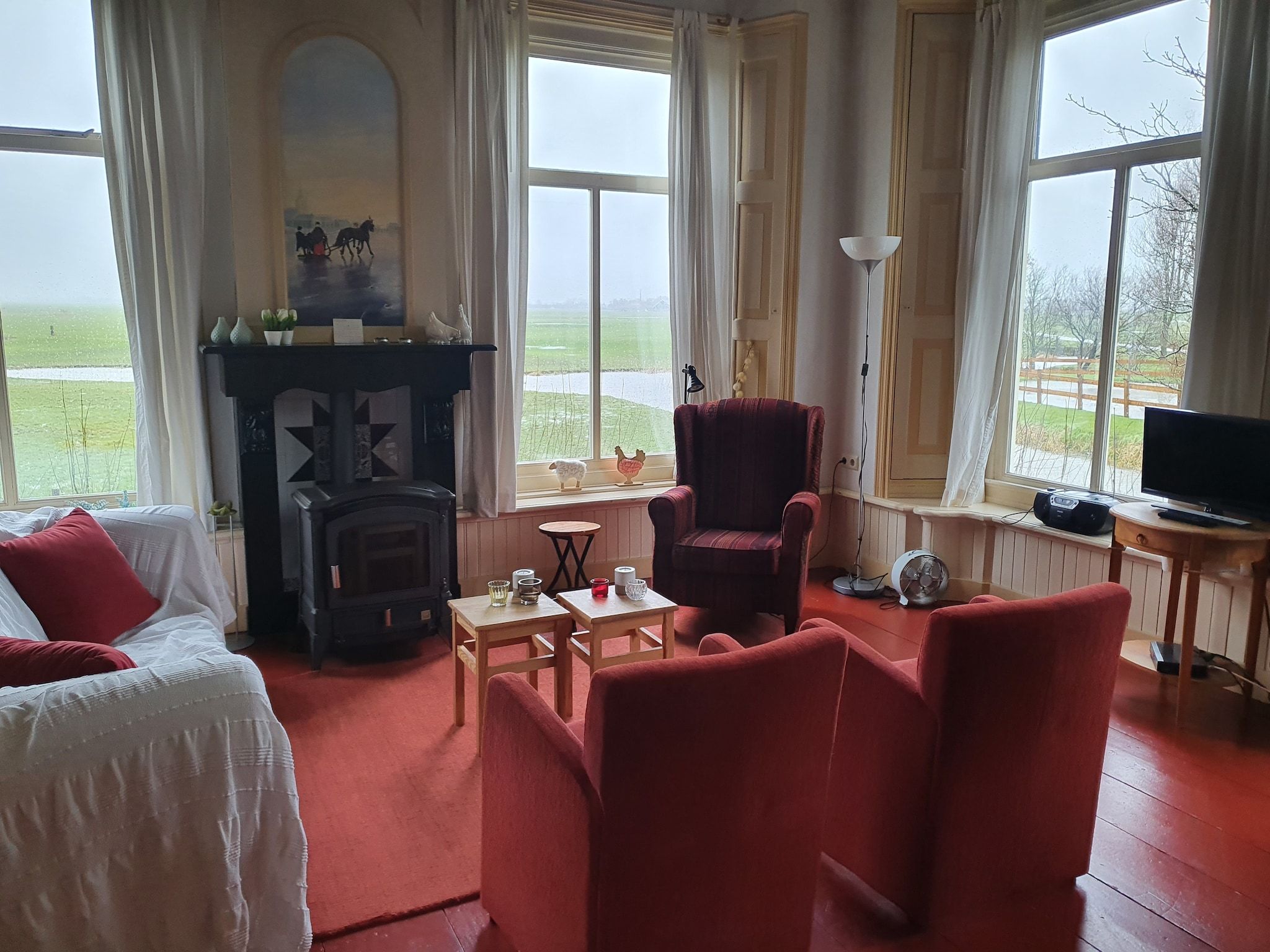 De woonkamer van Pronkkeamer Skrins in Easterlittens