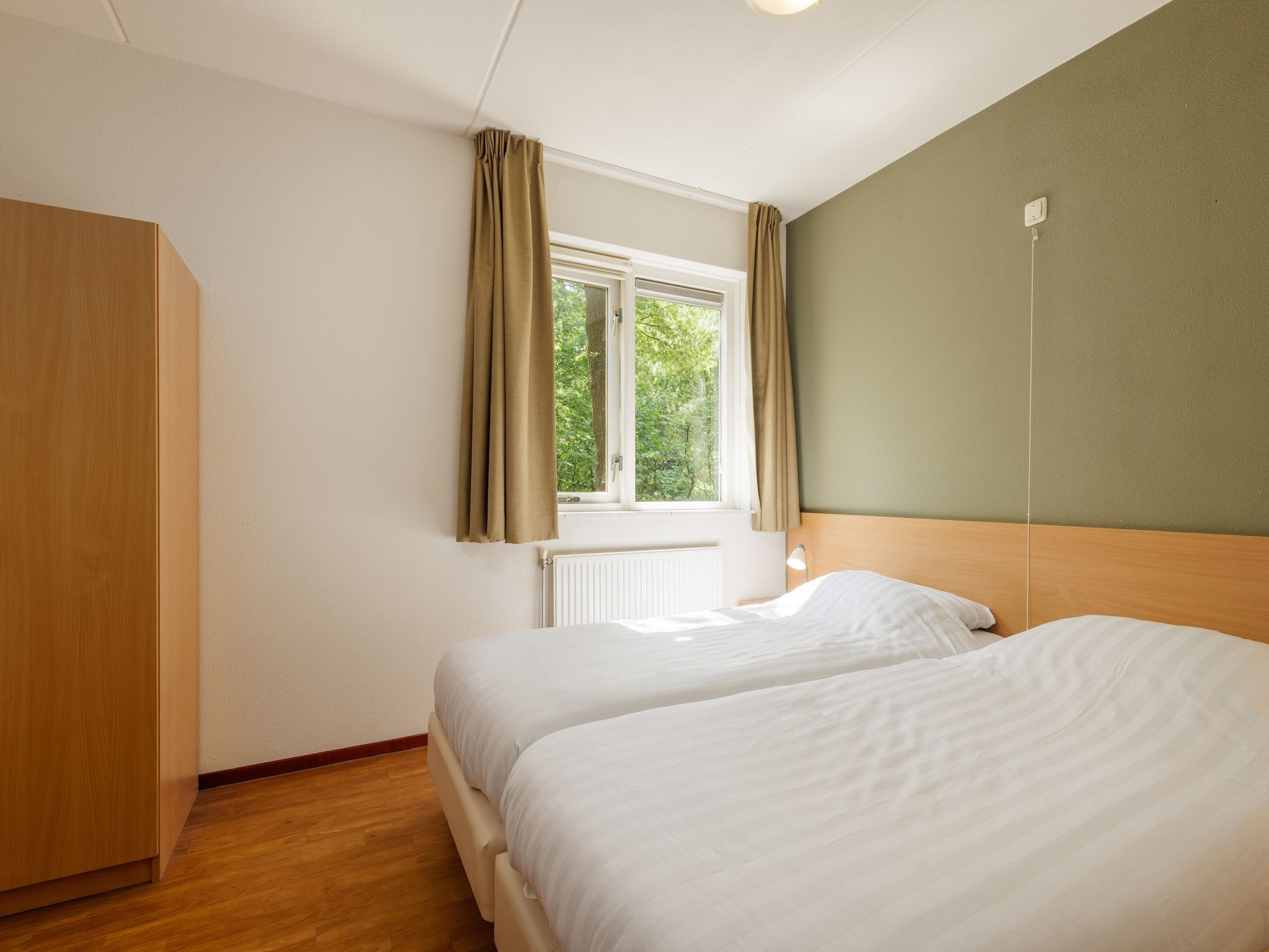 Een slaapkamer van Bungalowpark Hoenderloo 2 in Hoenderloo