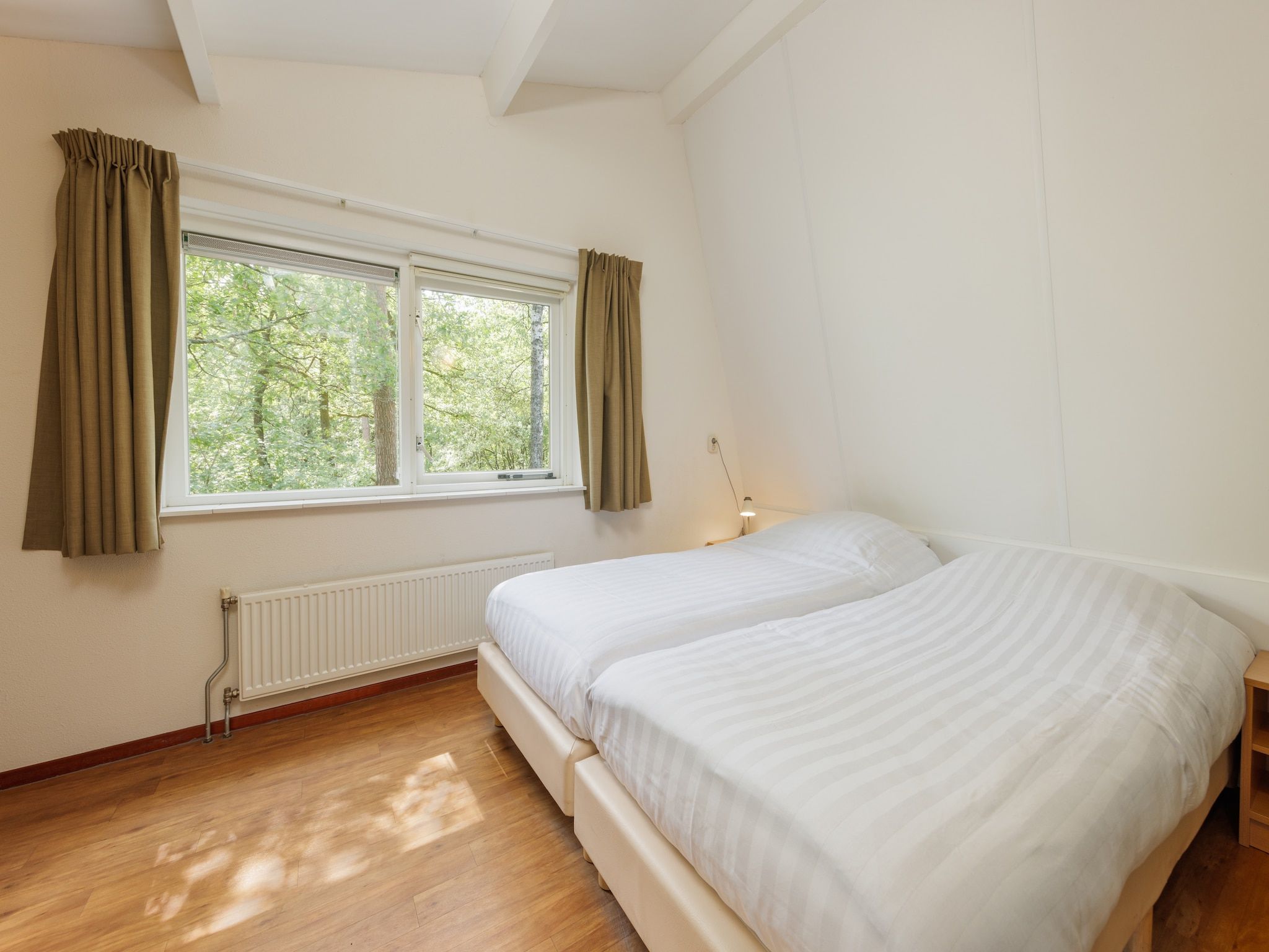 Een slaapkamer van Bungalowpark Hoenderloo 2 in Hoenderloo