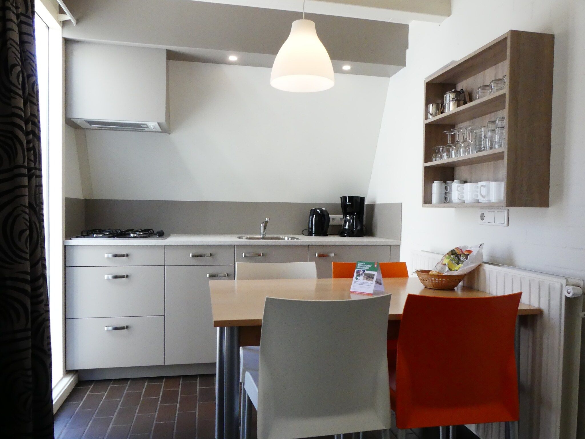 De eetkamer van Bungalowpark Hoenderloo 1 in Hoenderloo