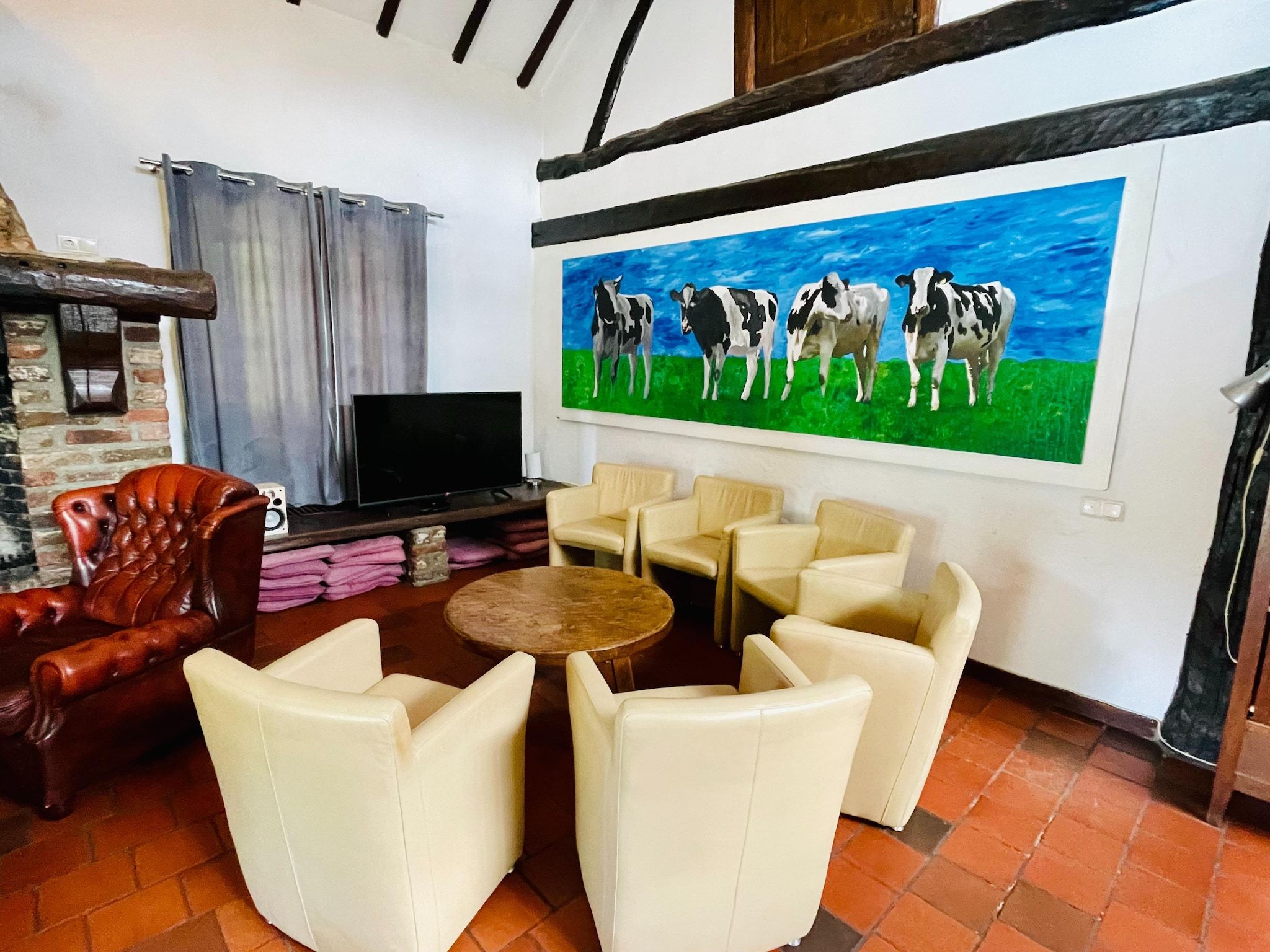 De woonkamer van Los Elefantes in Sint Joost