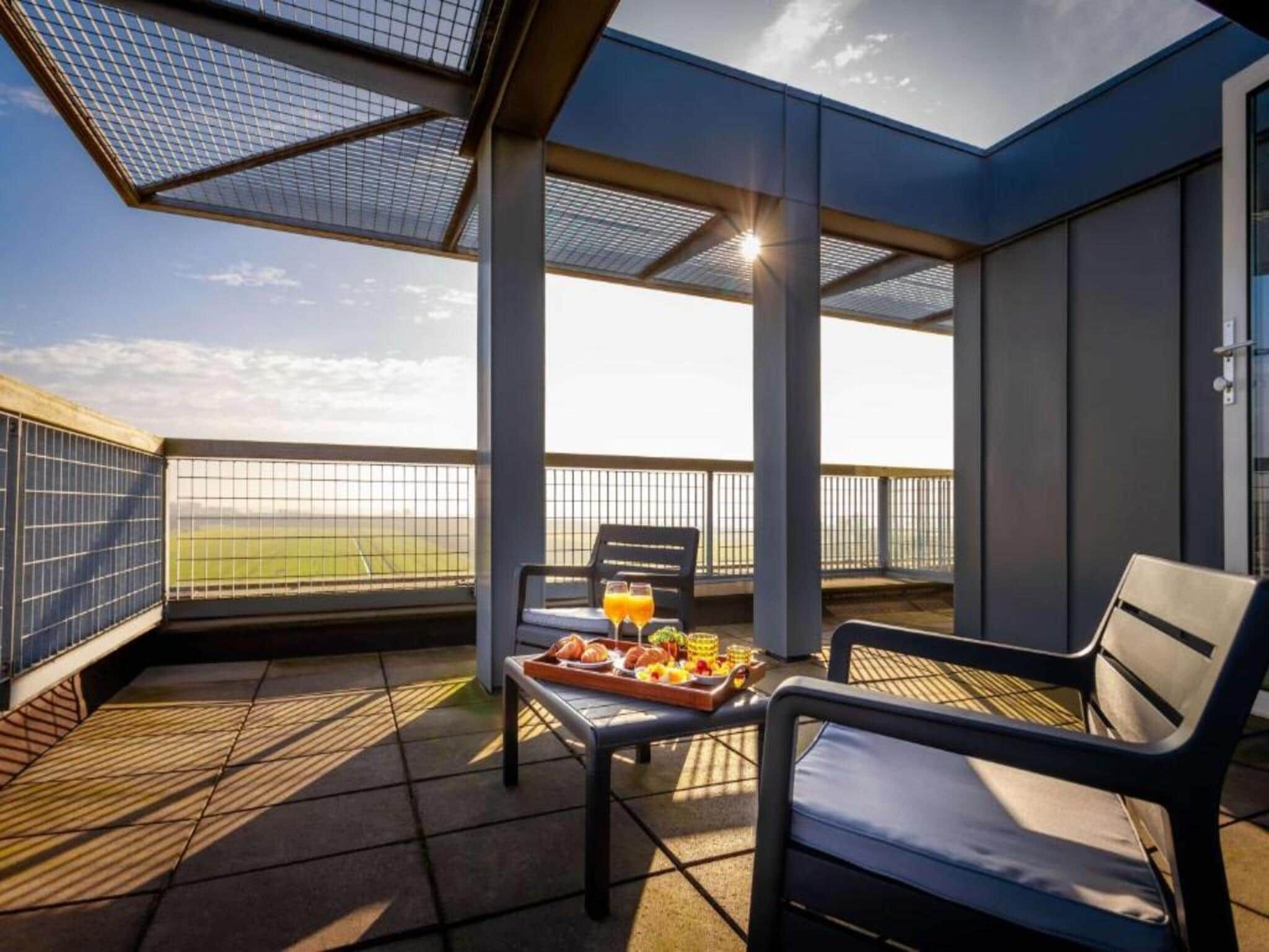 Het terras van Sunday Hotel Amsterdam Airport Schiphol in Badhoevedorp,