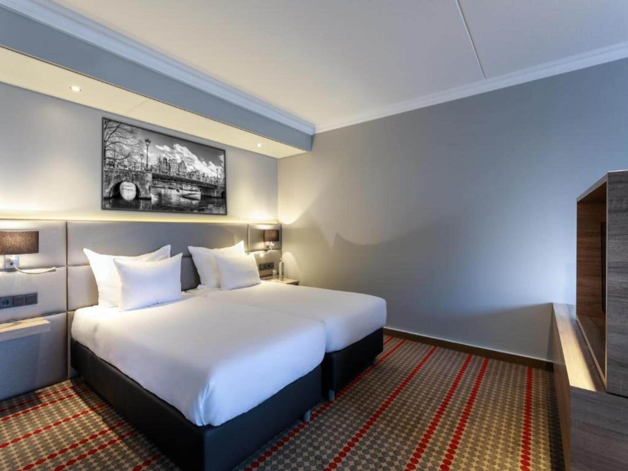 Een slaapkamer van Sunday Hotel Amsterdam Airport Schiphol in Badhoevedorp,