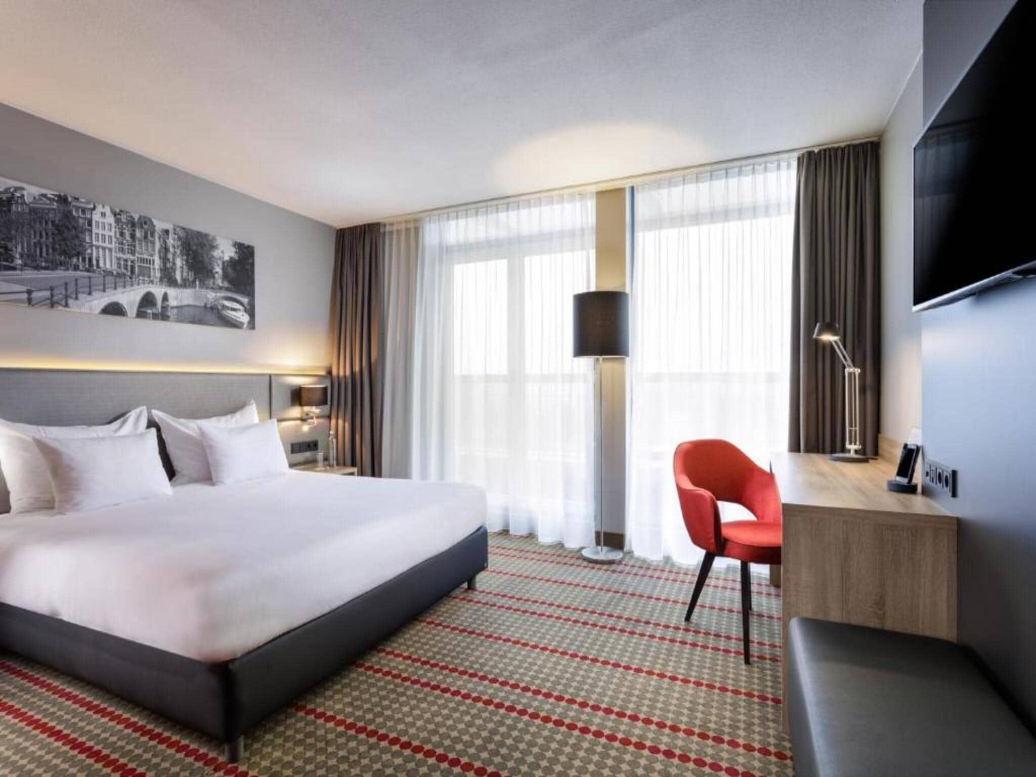 Een slaapkamer van Sunday Hotel Amsterdam Airport Schiphol in Badhoevedorp,