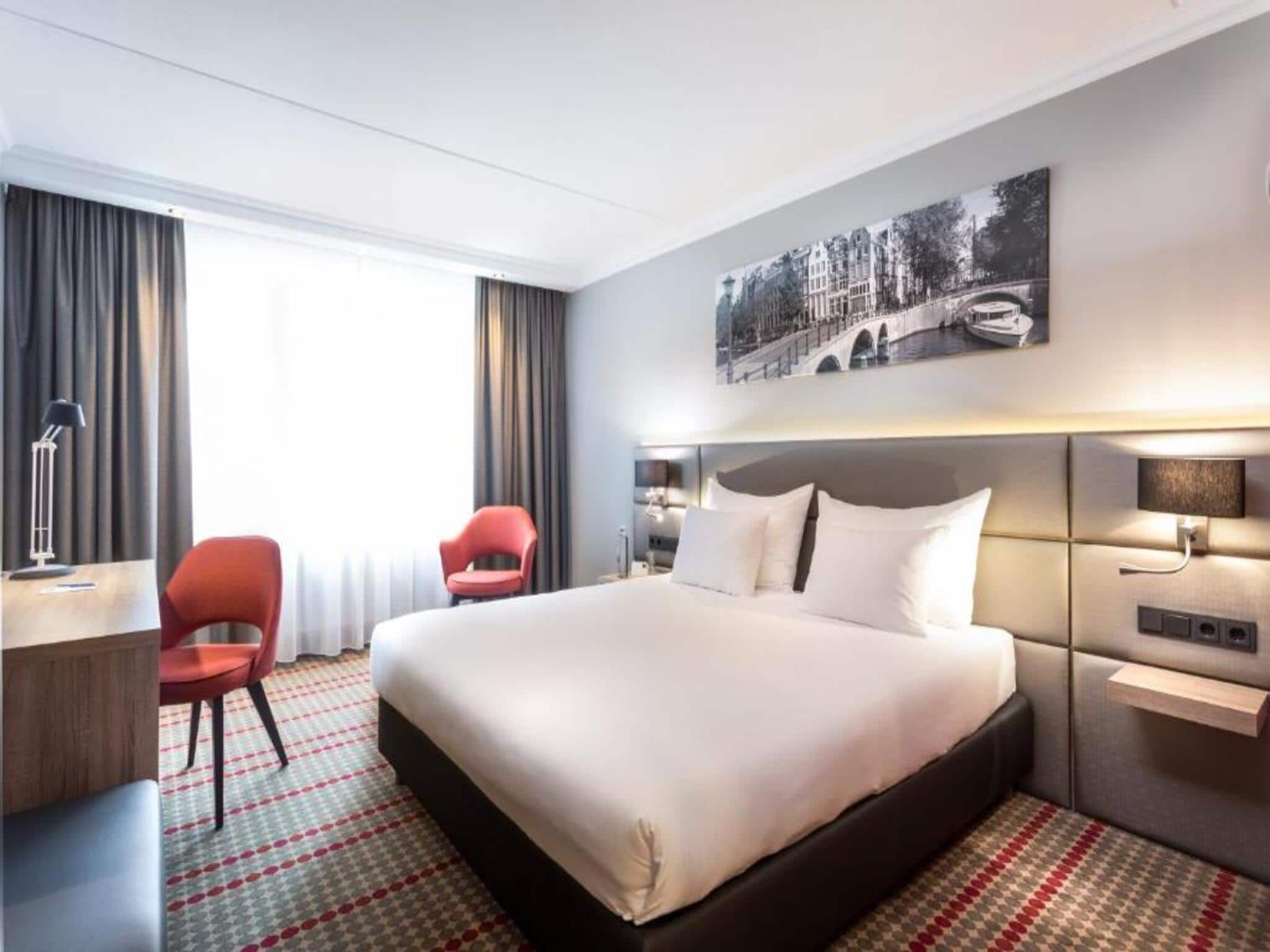 Een slaapkamer van Sunday Hotel Amsterdam Airport Schiphol in Badhoevedorp,