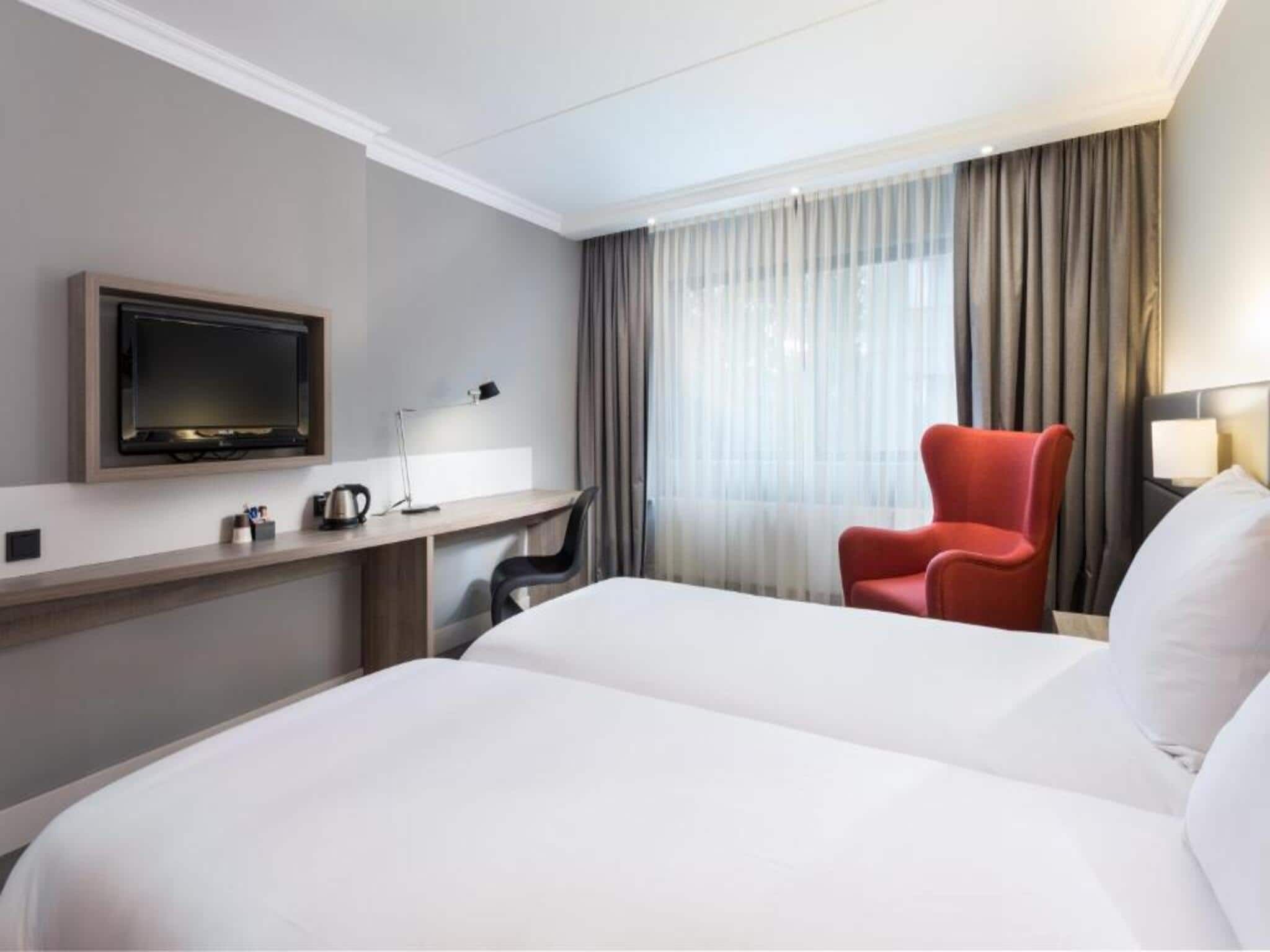 Een slaapkamer van Sunday Hotel Amsterdam Airport Schiphol in Badhoevedorp,