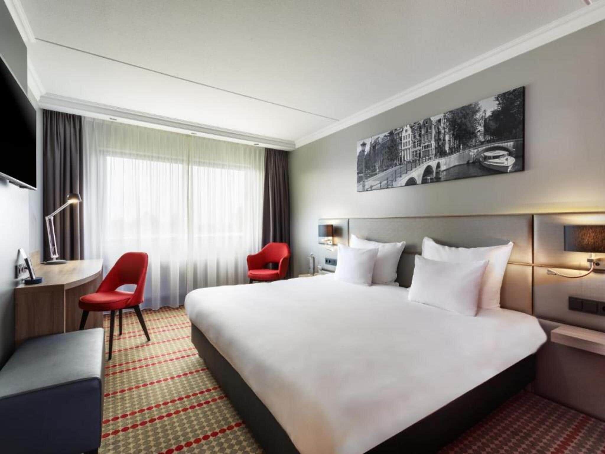 Een slaapkamer van Sunday Hotel Amsterdam Airport Schiphol in Badhoevedorp,