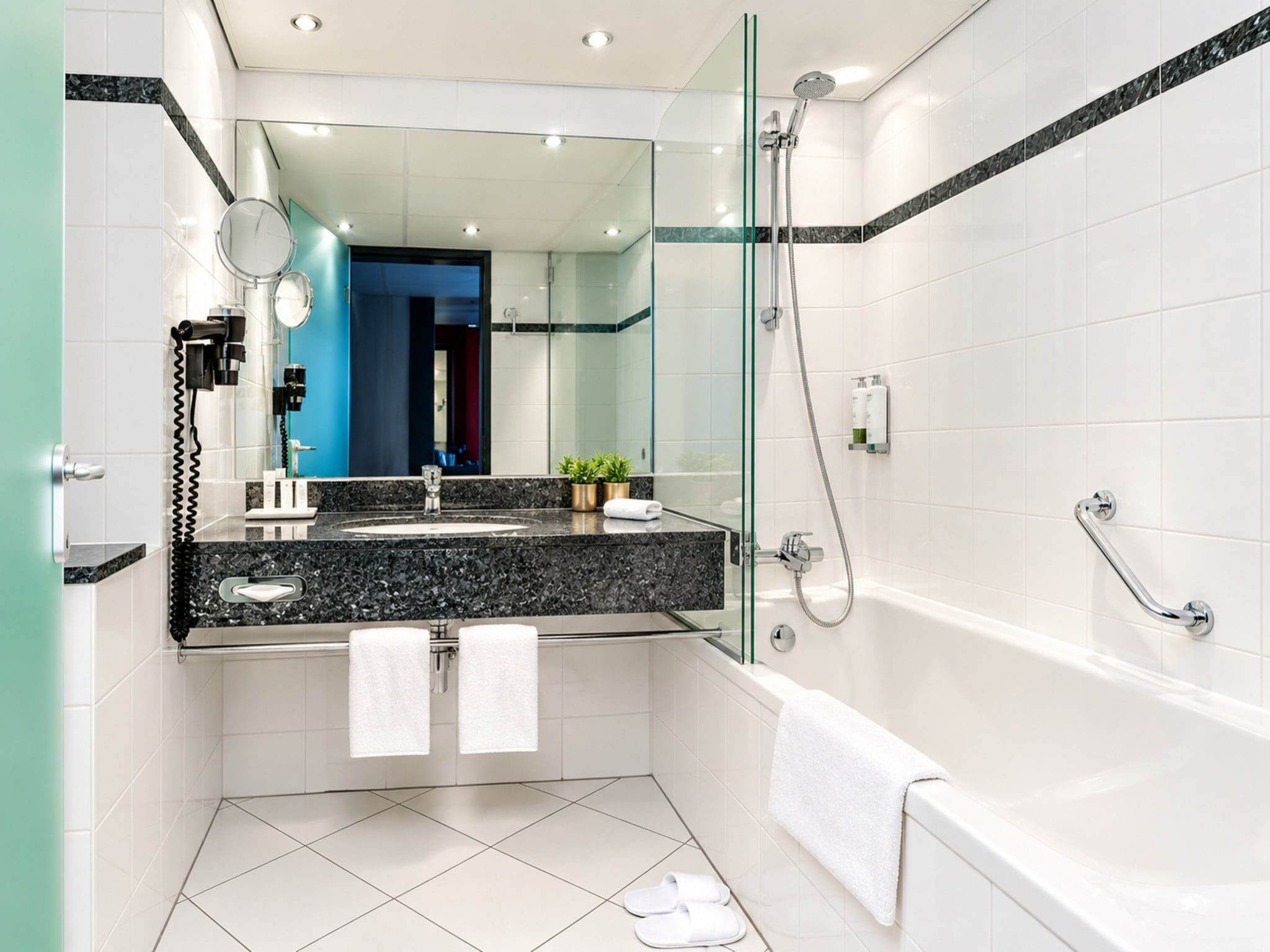 De badkamer van Sunday Hotel Amsterdam Airport Schiphol in Badhoevedorp,