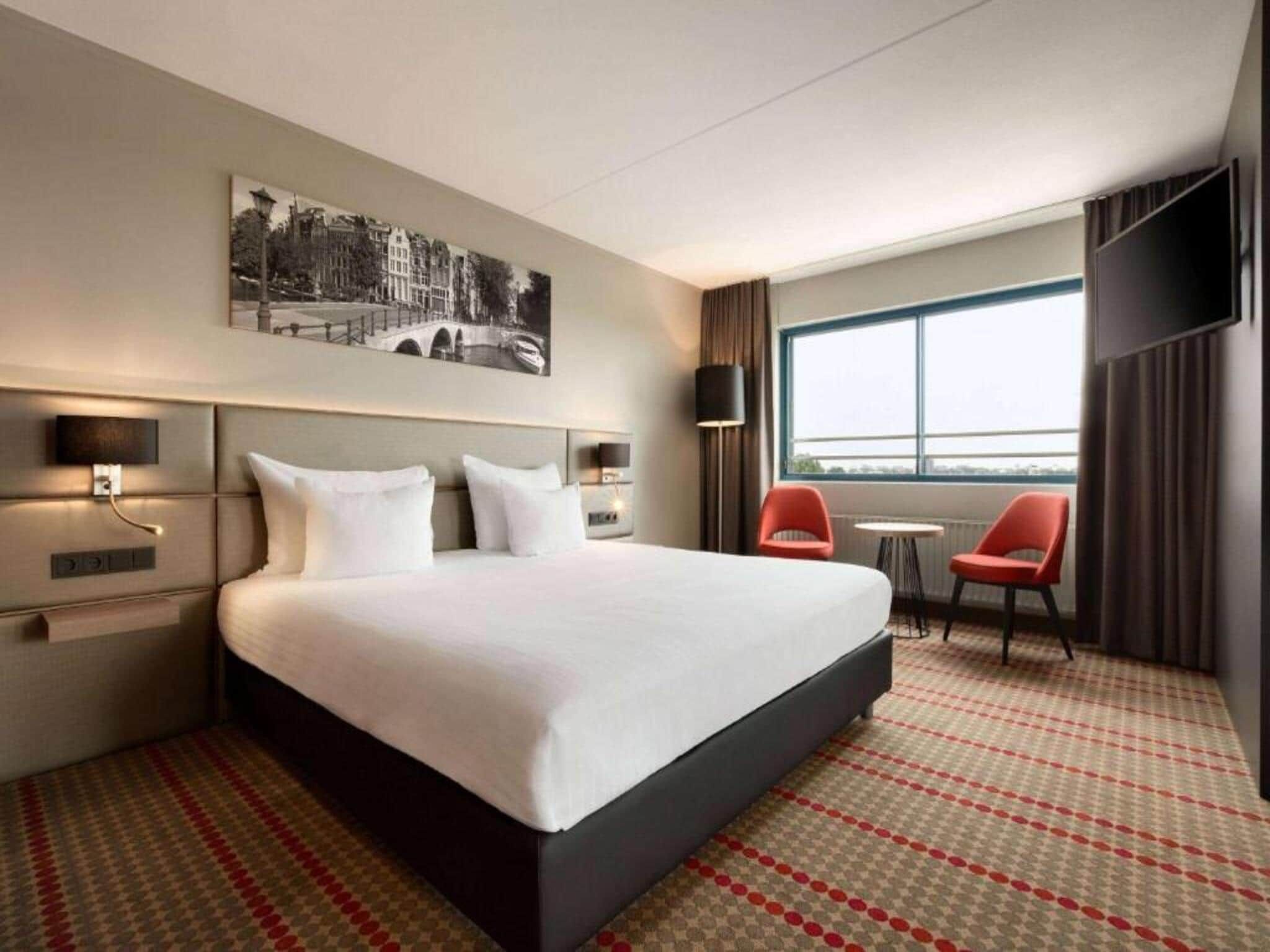 Een slaapkamer van Sunday Hotel Amsterdam Airport Schiphol in Badhoevedorp,
