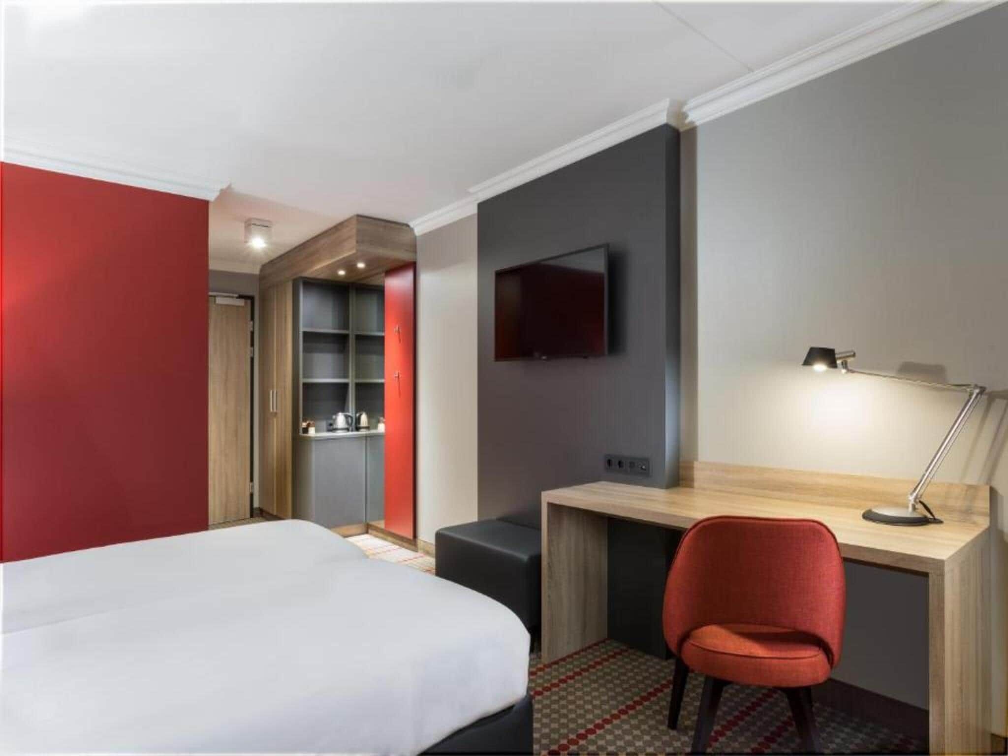 Een slaapkamer van Sunday Hotel Amsterdam Airport Schiphol in Badhoevedorp,