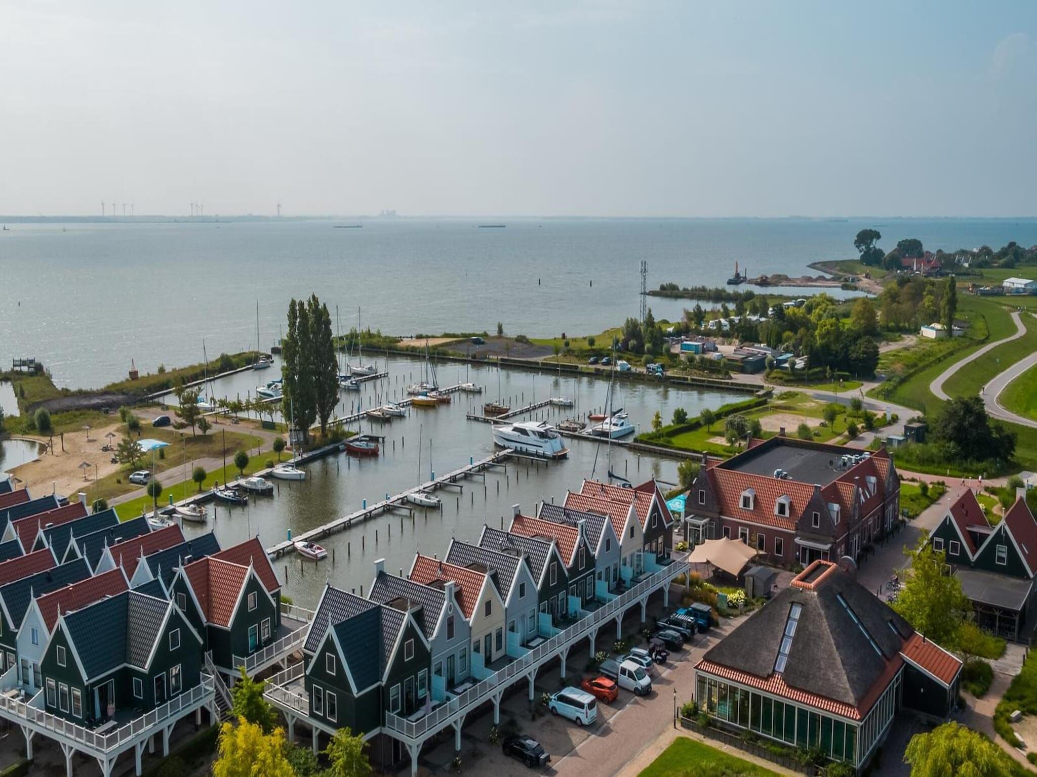 De buitenkant van 	Florijn 6 in Uitdam